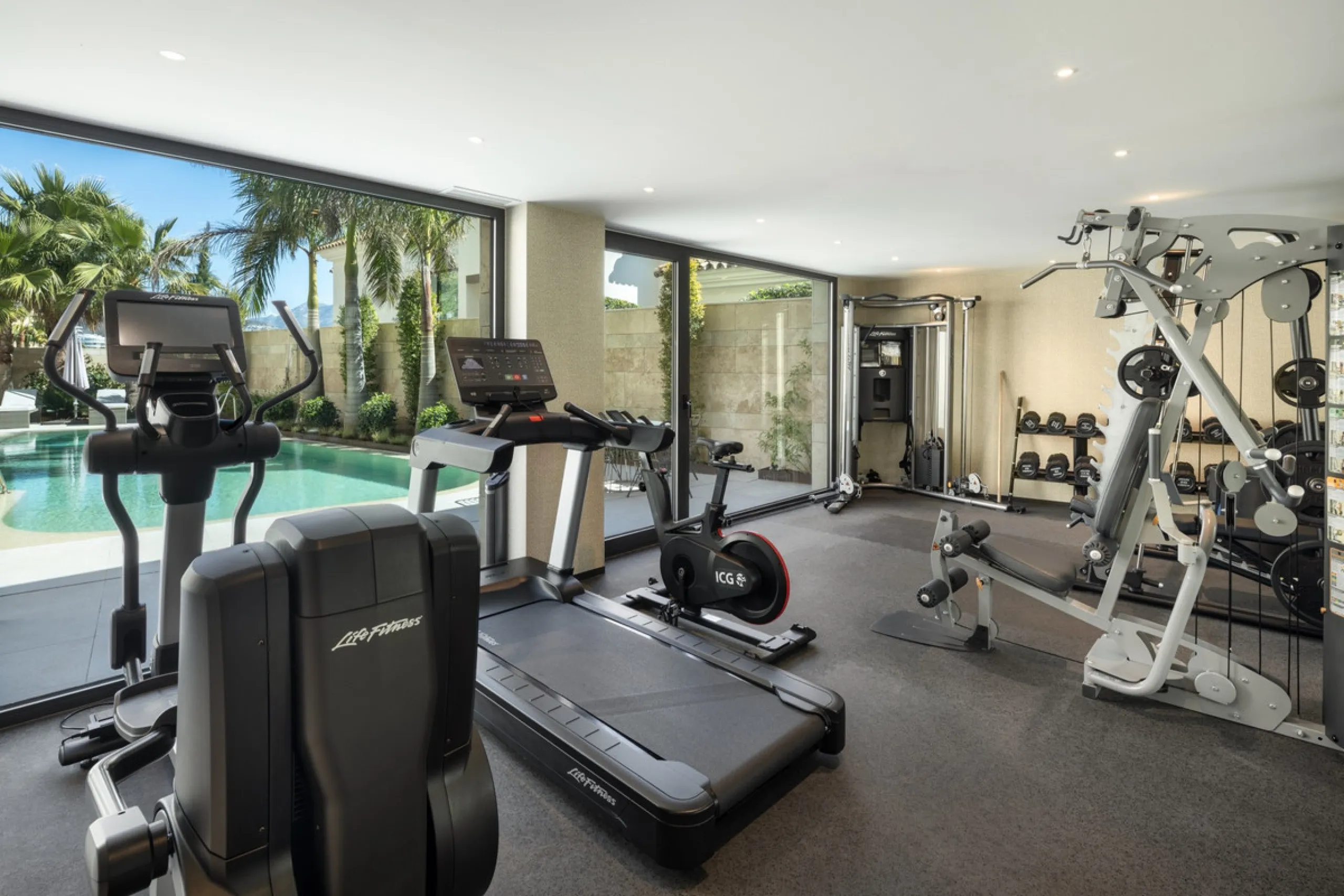 Situated in one of La Quinta's most sought-after enclaves above San Pedro, this stunning apartment offers panoramic views over the Mediterranean and a refined lifestyle marked by space, privacy, and contemporary comfort.