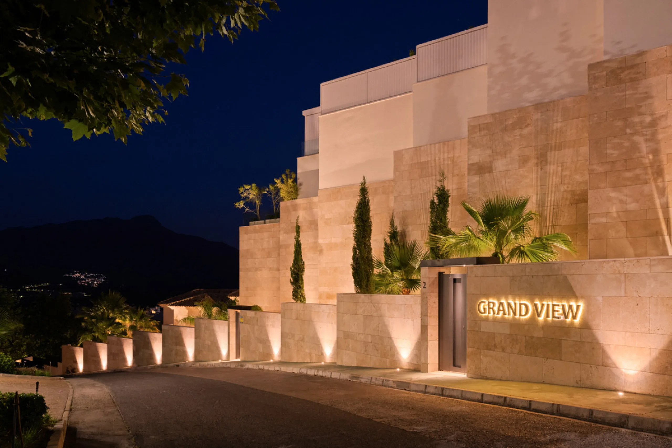 Situated in one of La Quinta's most sought-after enclaves above San Pedro, this stunning apartment offers panoramic views over the Mediterranean and a refined lifestyle marked by space, privacy, and contemporary comfort.