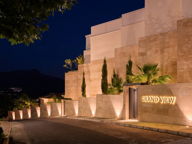 Situated in one of La Quinta's most sought-after enclaves above San Pedro, this stunning apartment offers panoramic views over the Mediterranean and a refined lifestyle marked by space, privacy, and contemporary comfort.