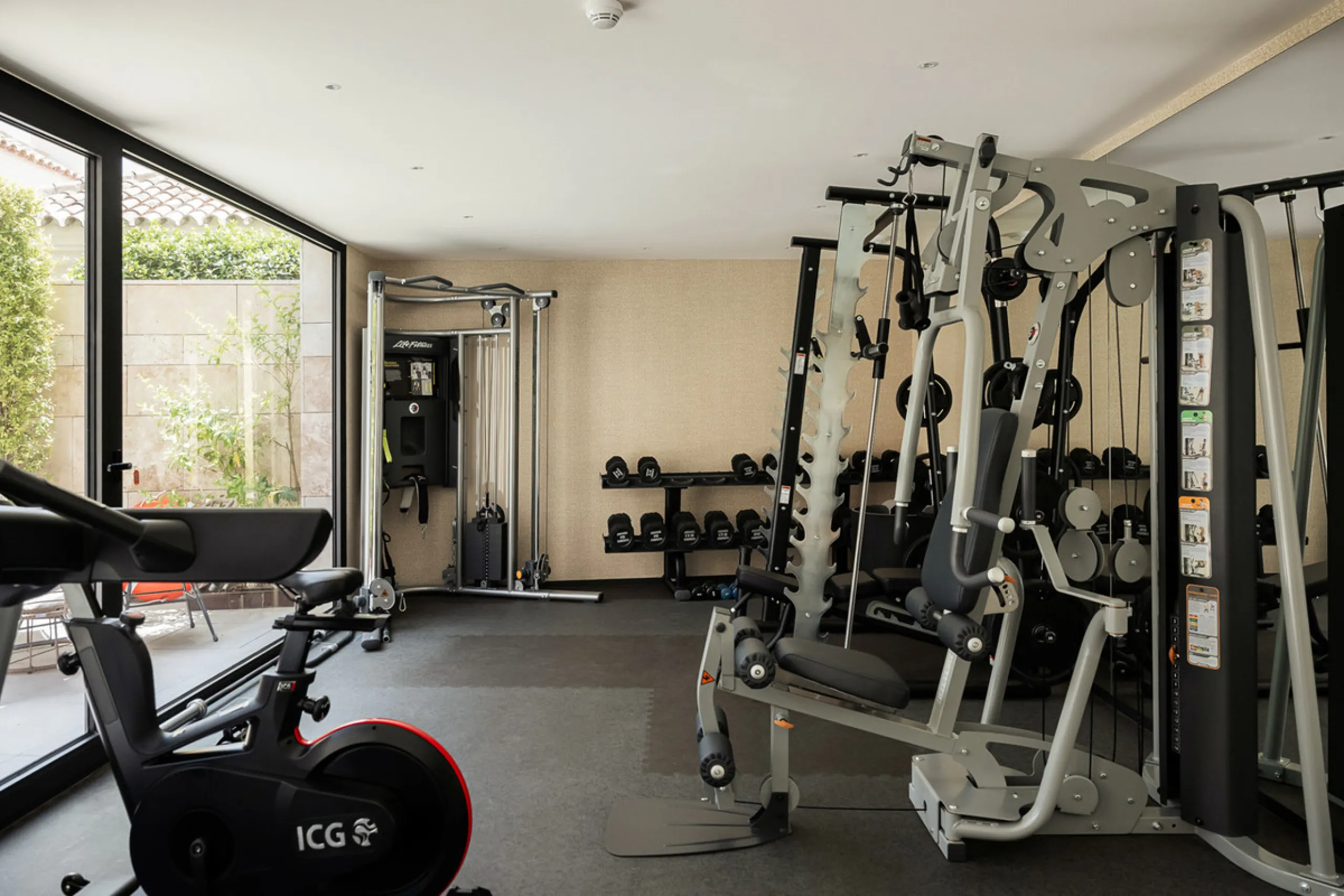 Situated in one of La Quinta's most sought-after enclaves above San Pedro, this stunning apartment offers panoramic views over the Mediterranean and a refined lifestyle marked by space, privacy, and contemporary comfort.