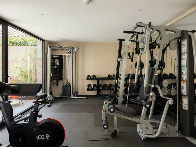 Situated in one of La Quinta's most sought-after enclaves above San Pedro, this stunning apartment offers panoramic views over the Mediterranean and a refined lifestyle marked by space, privacy, and contemporary comfort.