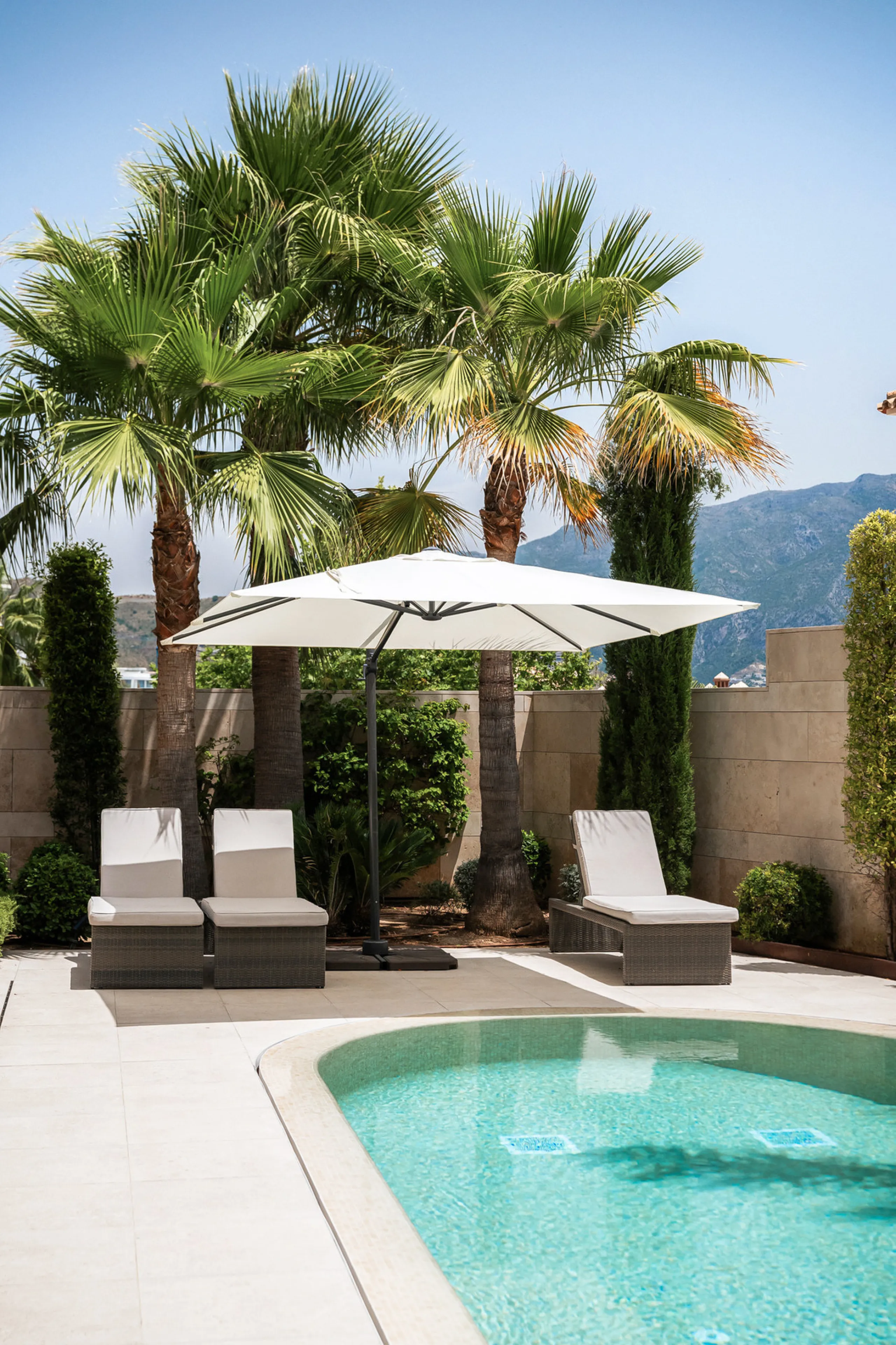 Situated in one of La Quinta's most sought-after enclaves above San Pedro, this stunning apartment offers panoramic views over the Mediterranean and a refined lifestyle marked by space, privacy, and contemporary comfort.