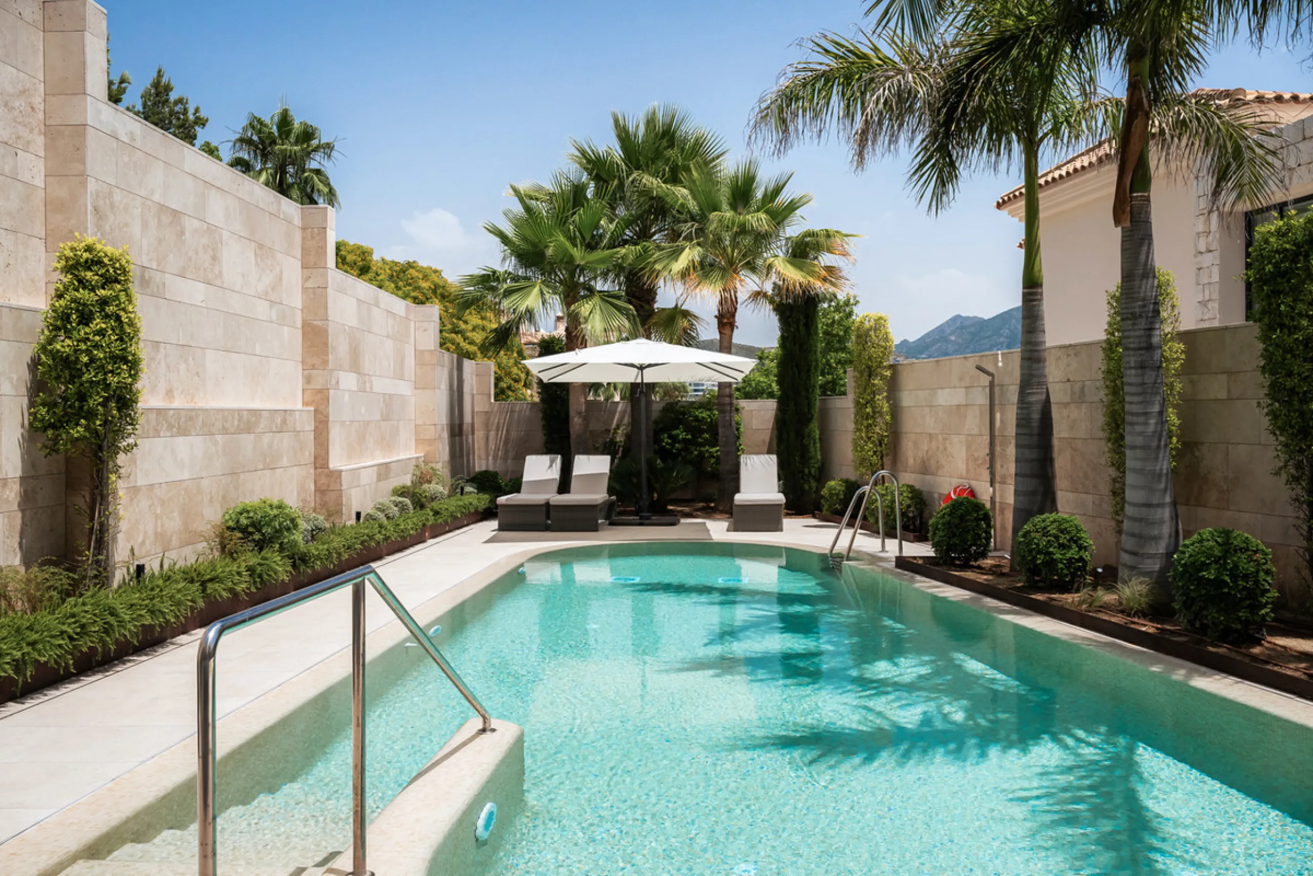 Situated in one of La Quinta's most sought-after enclaves above San Pedro, this stunning apartment offers panoramic views over the Mediterranean and a refined lifestyle marked by space, privacy, and contemporary comfort.