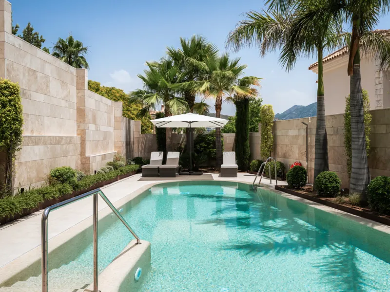 Situated in one of La Quinta's most sought-after enclaves above San Pedro, this stunning apartment offers panoramic views over the Mediterranean and a refined lifestyle marked by space, privacy, and contemporary comfort.