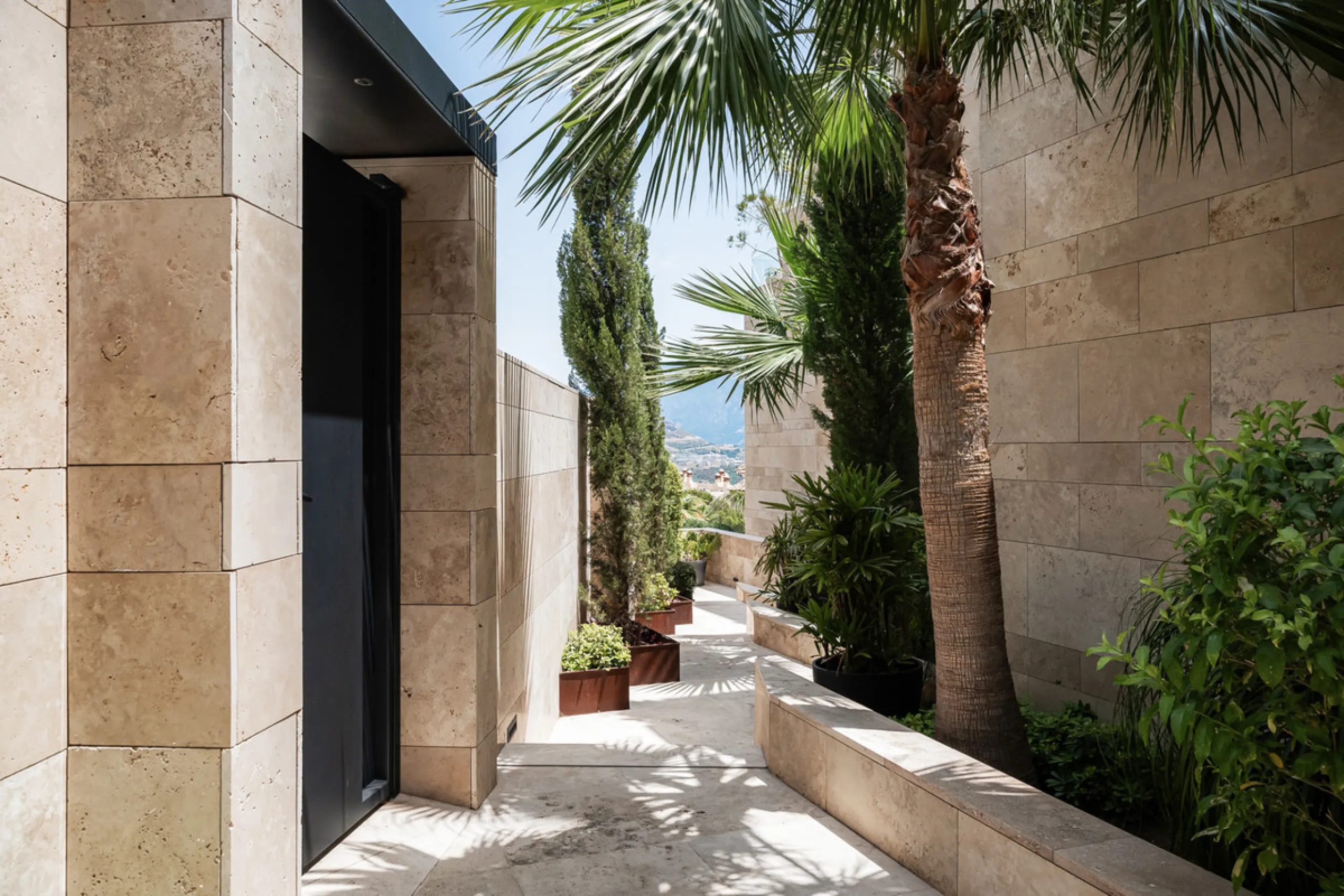 Situated in one of La Quinta's most sought-after enclaves above San Pedro, this stunning apartment offers panoramic views over the Mediterranean and a refined lifestyle marked by space, privacy, and contemporary comfort.