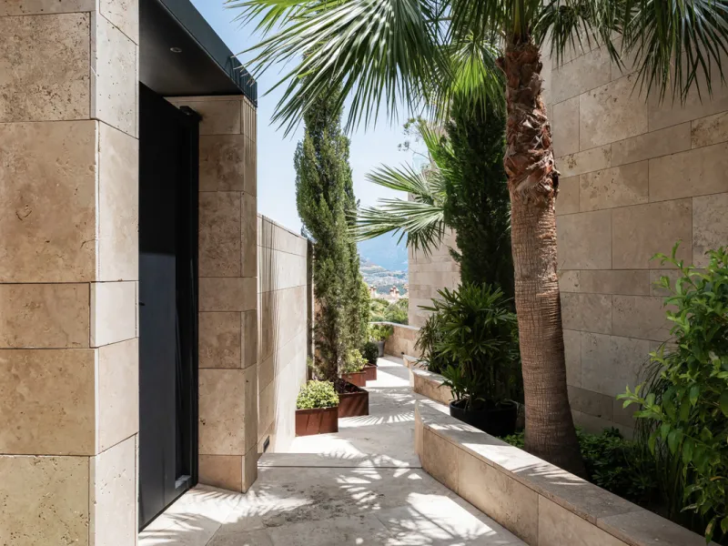 Situated in one of La Quinta's most sought-after enclaves above San Pedro, this stunning apartment offers panoramic views over the Mediterranean and a refined lifestyle marked by space, privacy, and contemporary comfort.