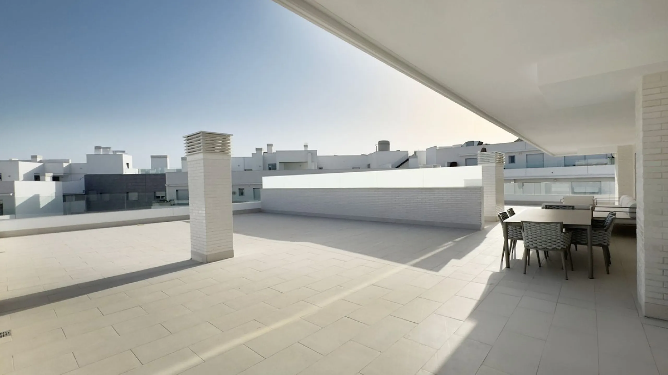 Apartment - Top Floor Apartment в продаже в Marbella, Málaga. В доме 3 спален и 2 ванных комнат. Площадь дома 132 м²