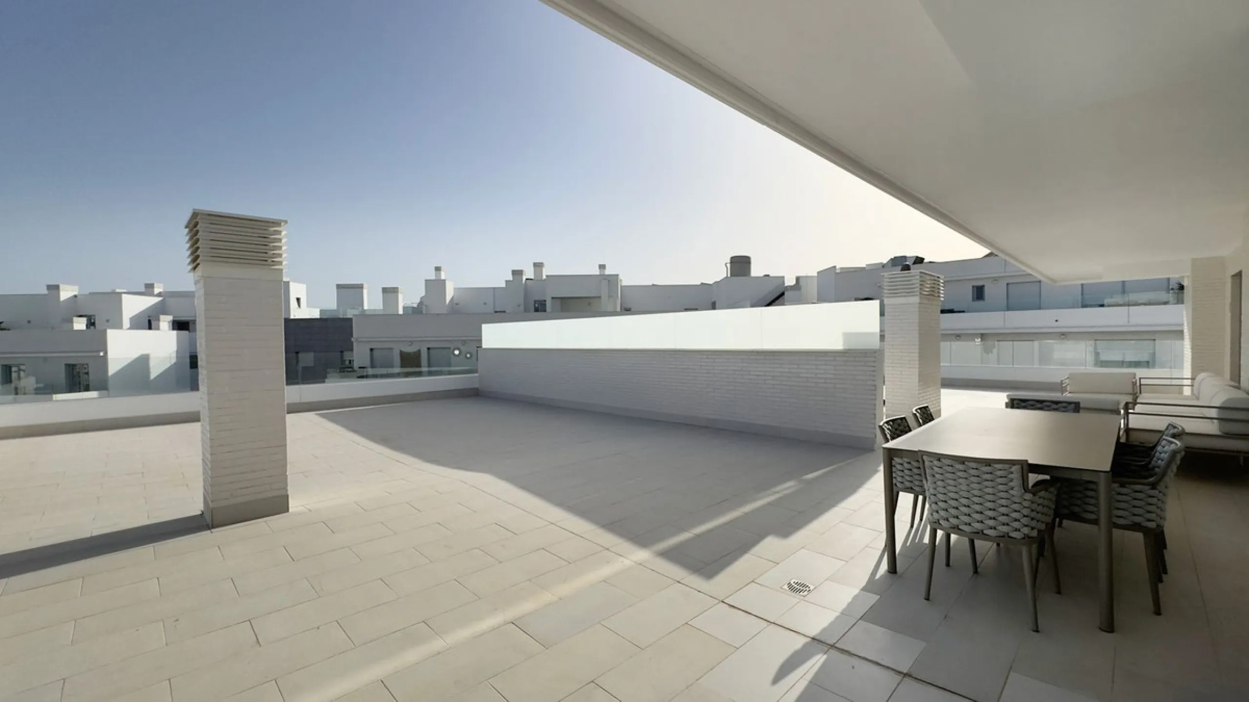 Apartment - Top Floor Apartment в продаже в Marbella, Málaga. В доме 3 спален и 2 ванных комнат. Площадь дома 132 м²