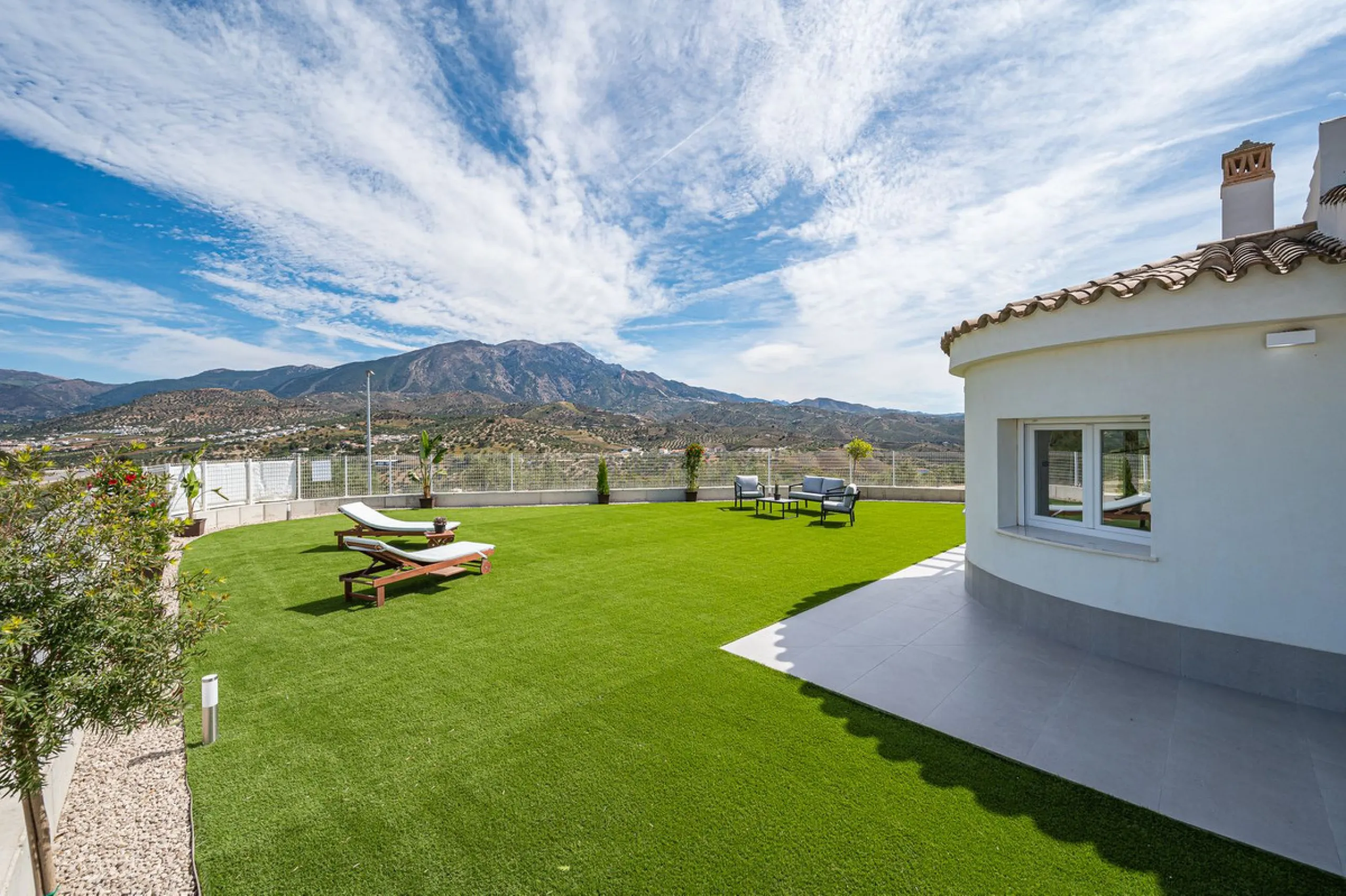 House - Detached Villa в продаже в La Viñuela, Málaga. В доме 3 спален и 2 ванных комнат. Площадь дома 113 м². Площадь участка 600 м²