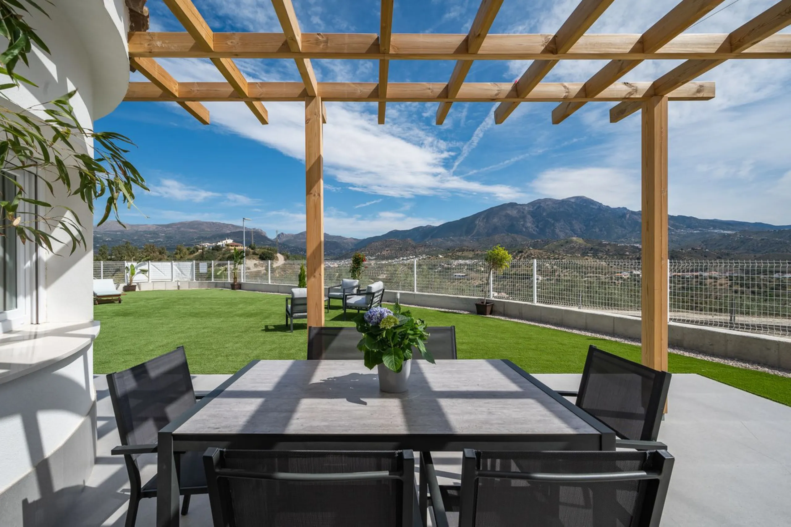 House - Detached Villa в продаже в La Viñuela, Málaga. В доме 3 спален и 2 ванных комнат. Площадь дома 113 м². Площадь участка 600 м²