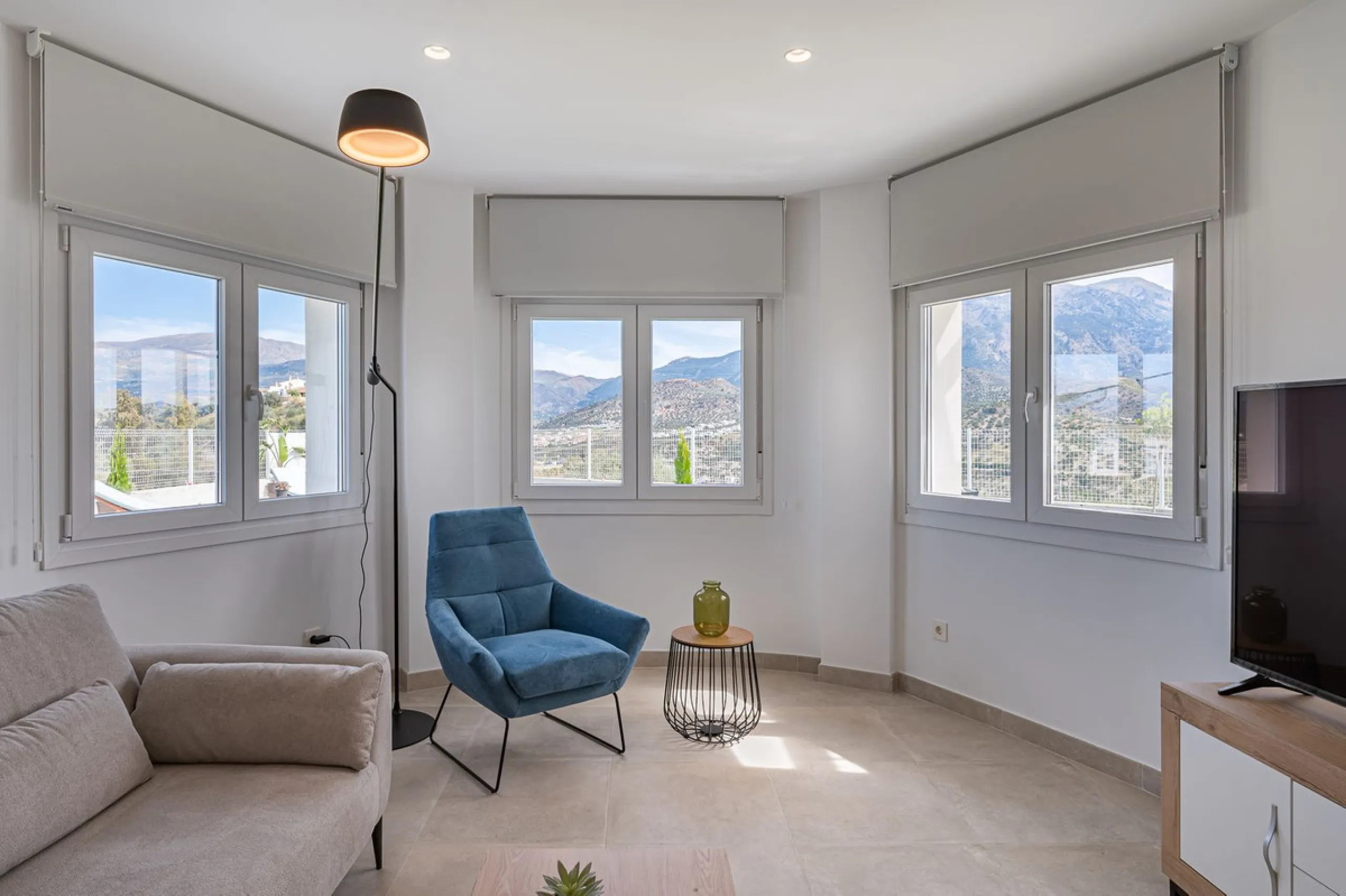House - Detached Villa в продаже в La Viñuela, Málaga. В доме 3 спален и 2 ванных комнат. Площадь дома 113 м². Площадь участка 600 м²