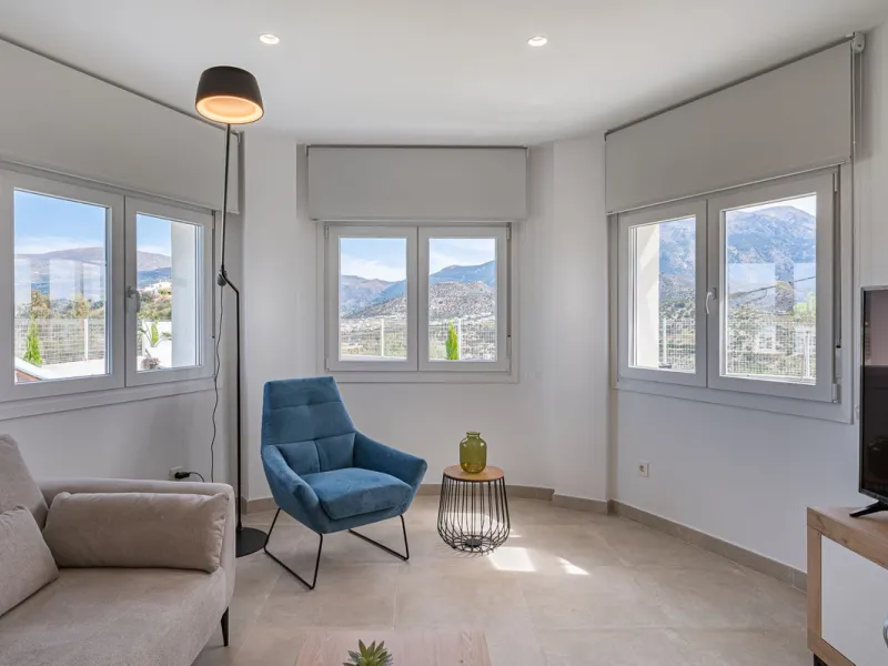 House - Detached Villa в продаже в La Viñuela, Málaga. В доме 3 спален и 2 ванных комнат. Площадь дома 113 м². Площадь участка 600 м²