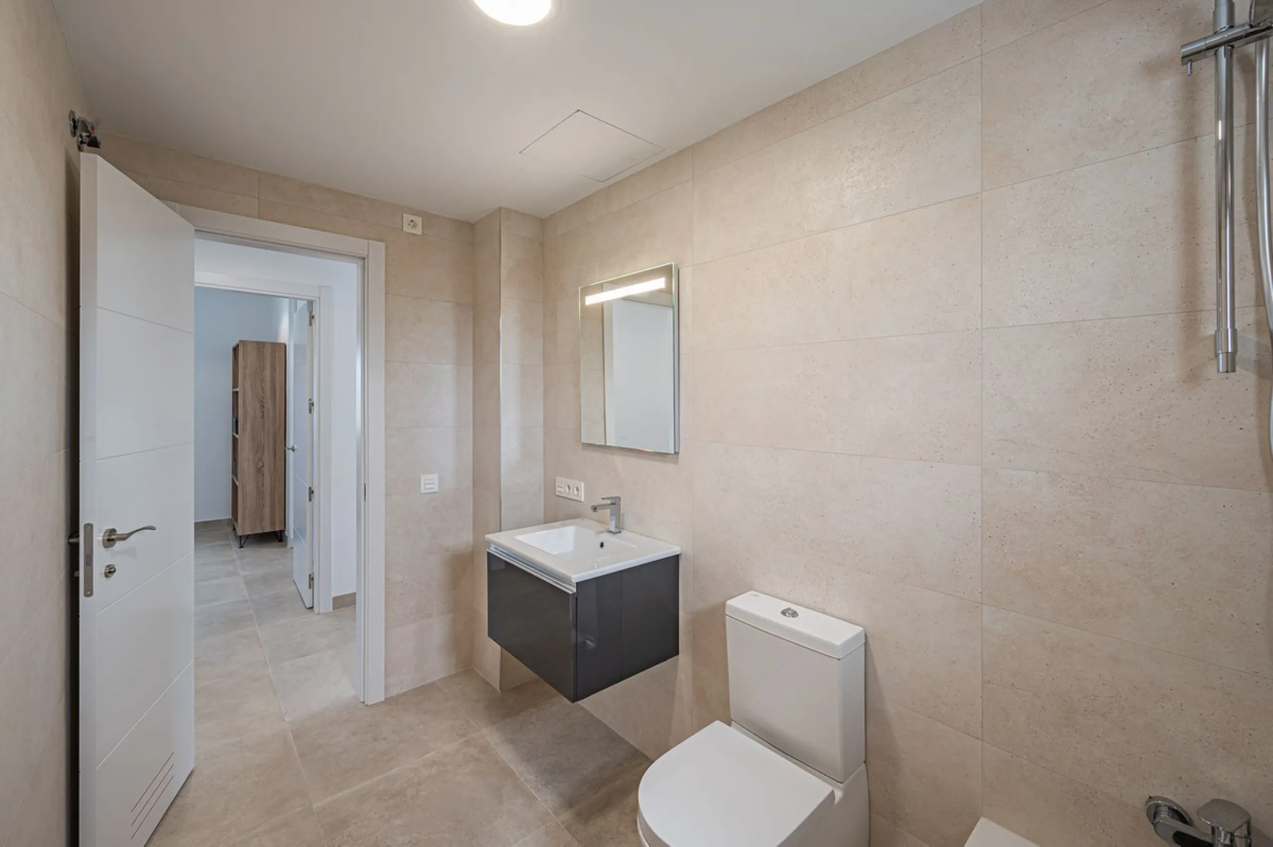 House - Detached Villa в продаже в La Viñuela, Málaga. В доме 3 спален и 2 ванных комнат. Площадь дома 113 м². Площадь участка 600 м²