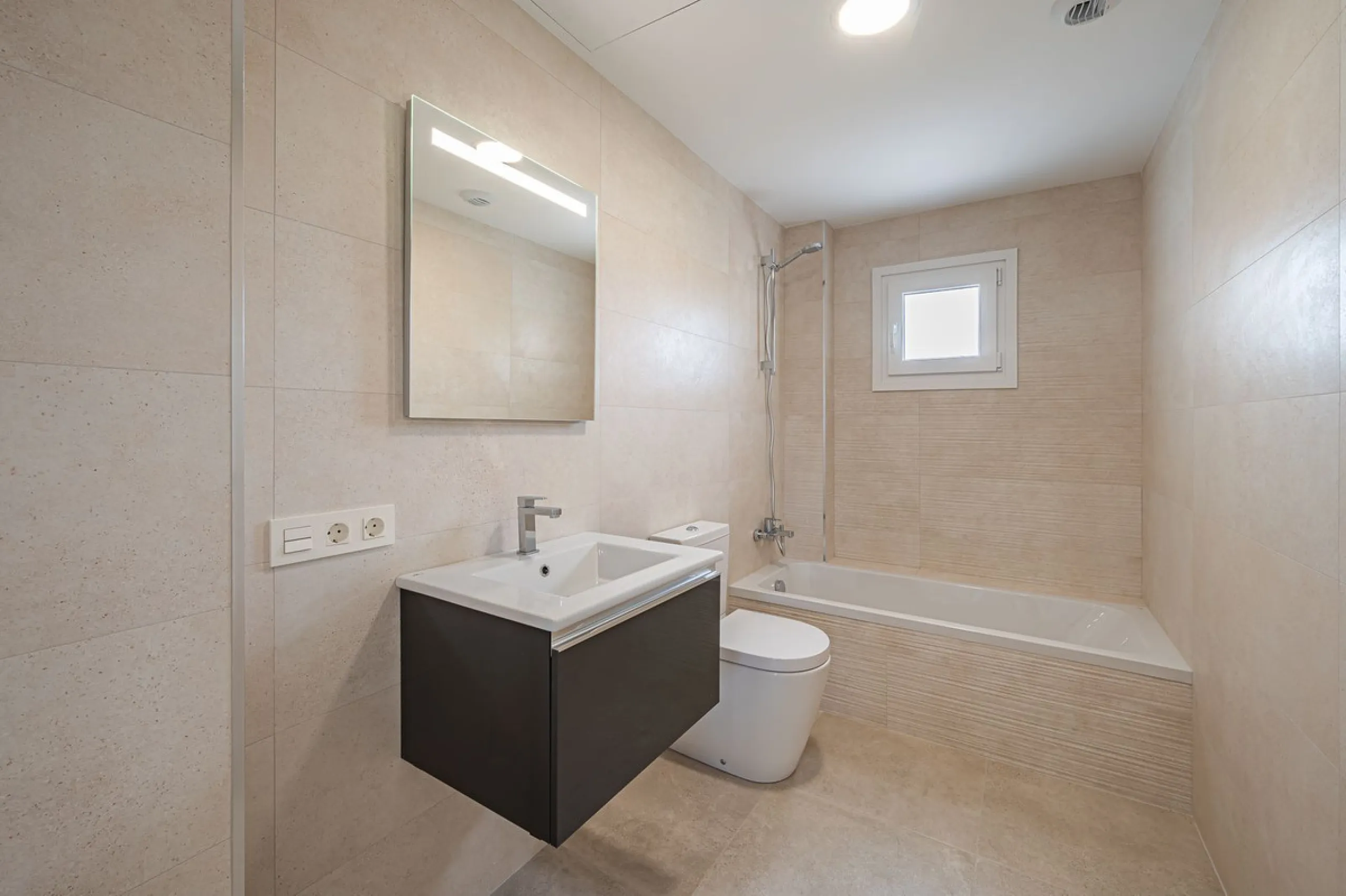 House - Detached Villa в продаже в La Viñuela, Málaga. В доме 3 спален и 2 ванных комнат. Площадь дома 113 м². Площадь участка 600 м²