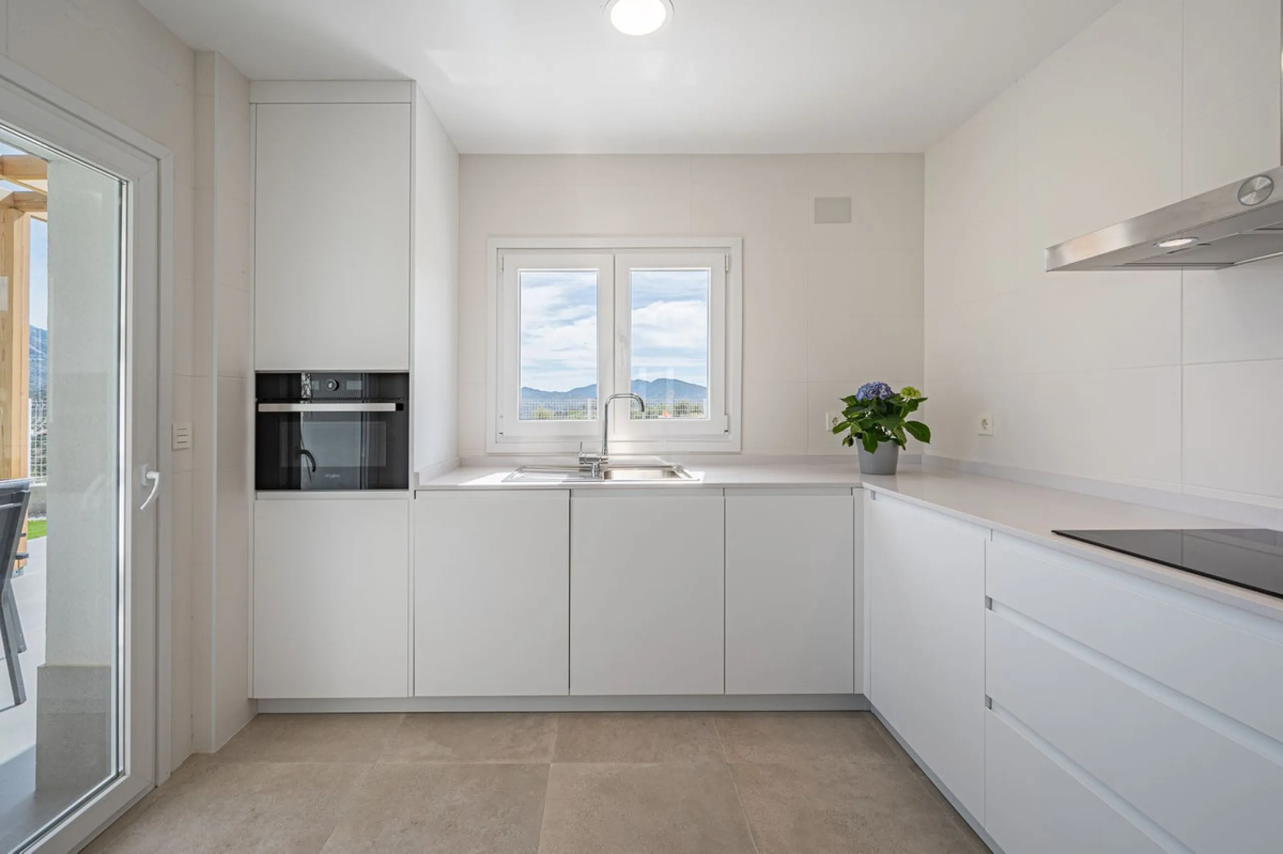 House - Detached Villa в продаже в La Viñuela, Málaga. В доме 3 спален и 2 ванных комнат. Площадь дома 113 м². Площадь участка 600 м²