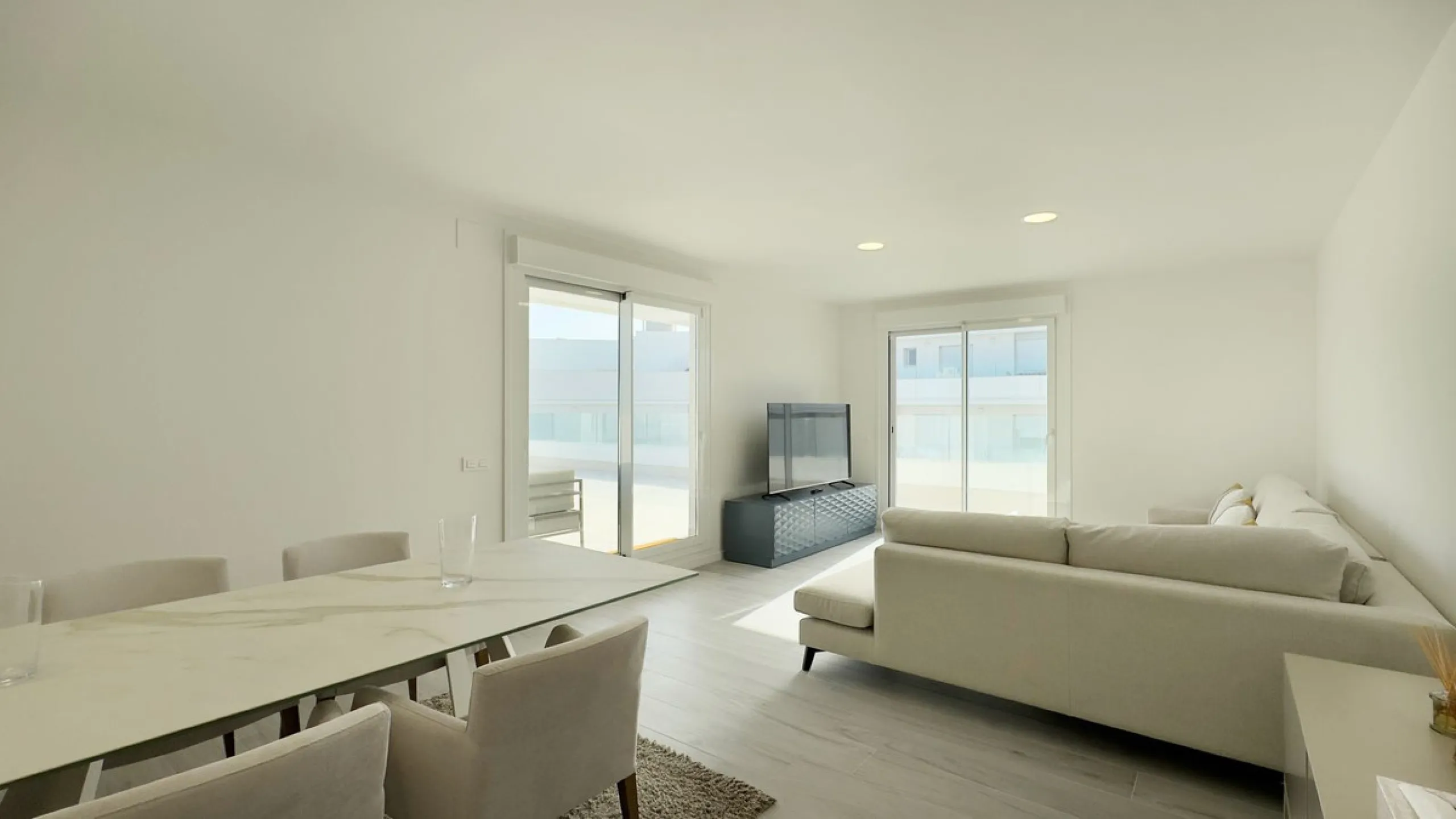 Beautiful brand new 3-bedrooms penthouse nicely furnished with spacious terraces in one of the fastest growing areas of Nueva Andalucía.