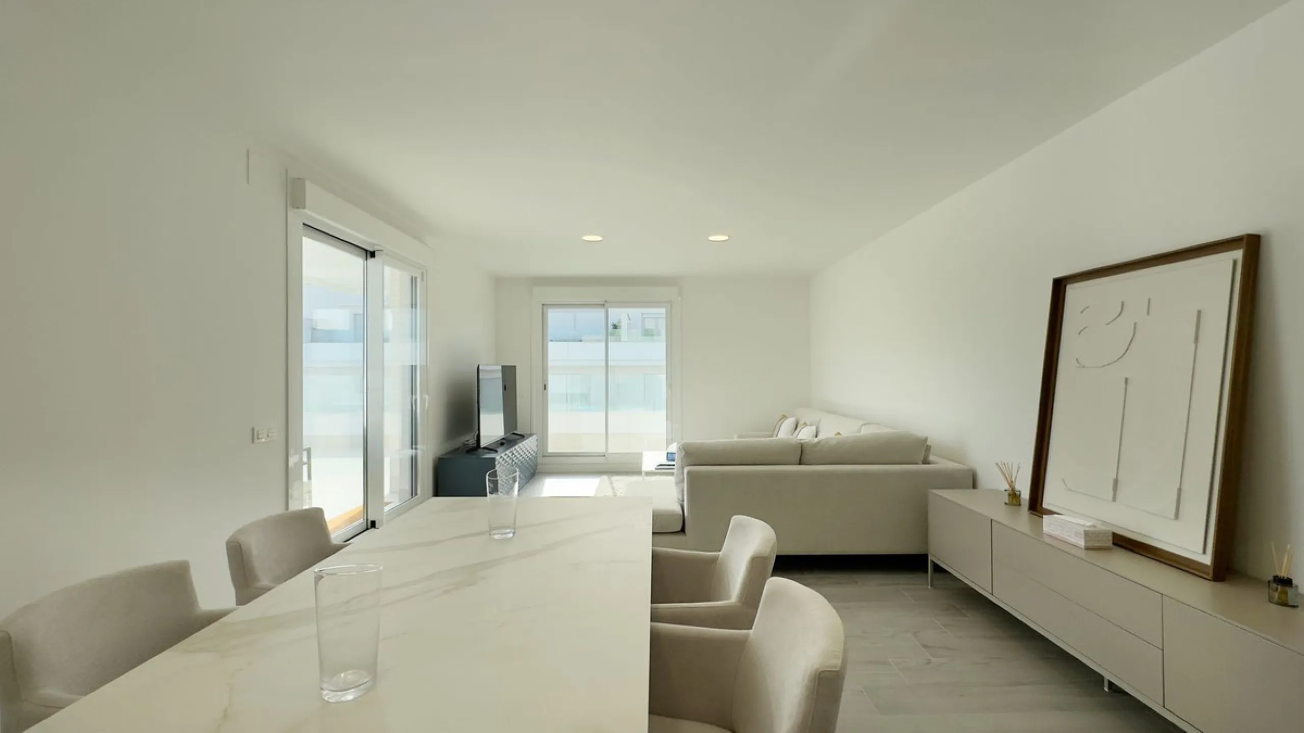 Beautiful brand new 3-bedrooms penthouse nicely furnished with spacious terraces in one of the fastest growing areas of Nueva Andalucía.