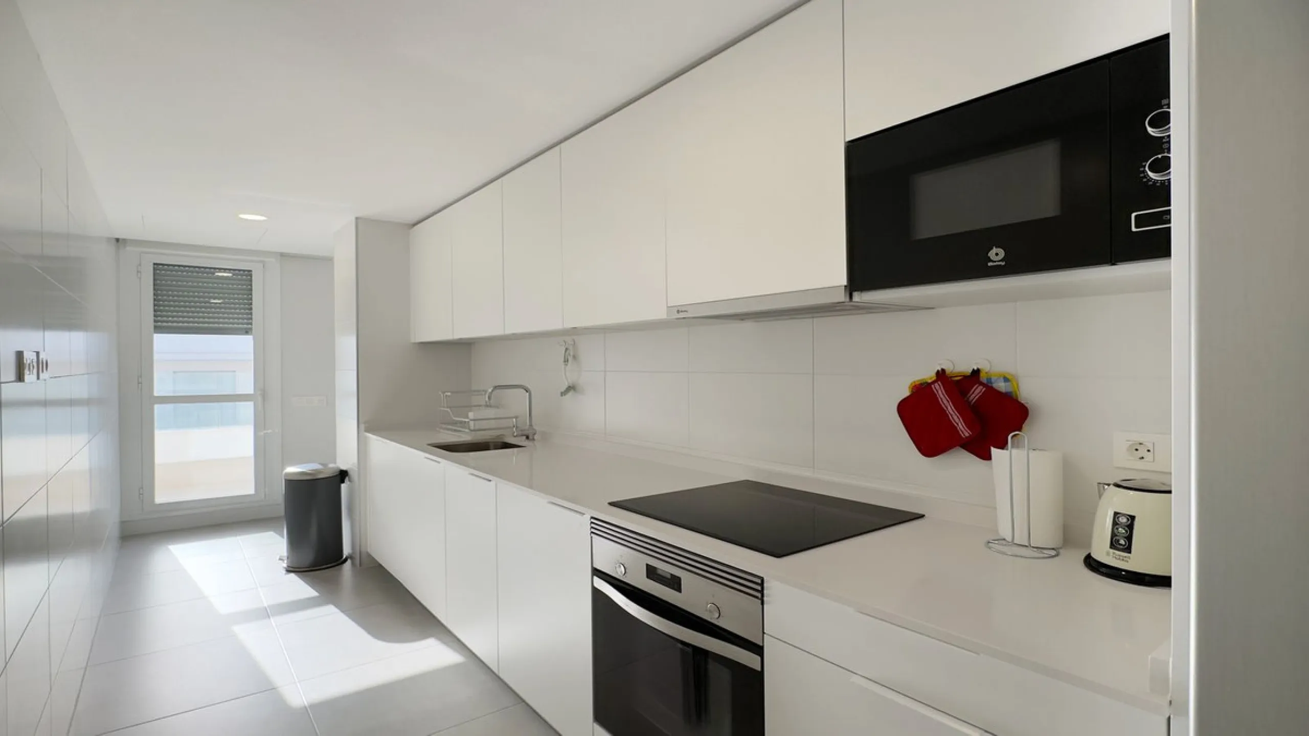Beautiful brand new 3-bedrooms penthouse nicely furnished with spacious terraces in one of the fastest growing areas of Nueva Andalucía.
