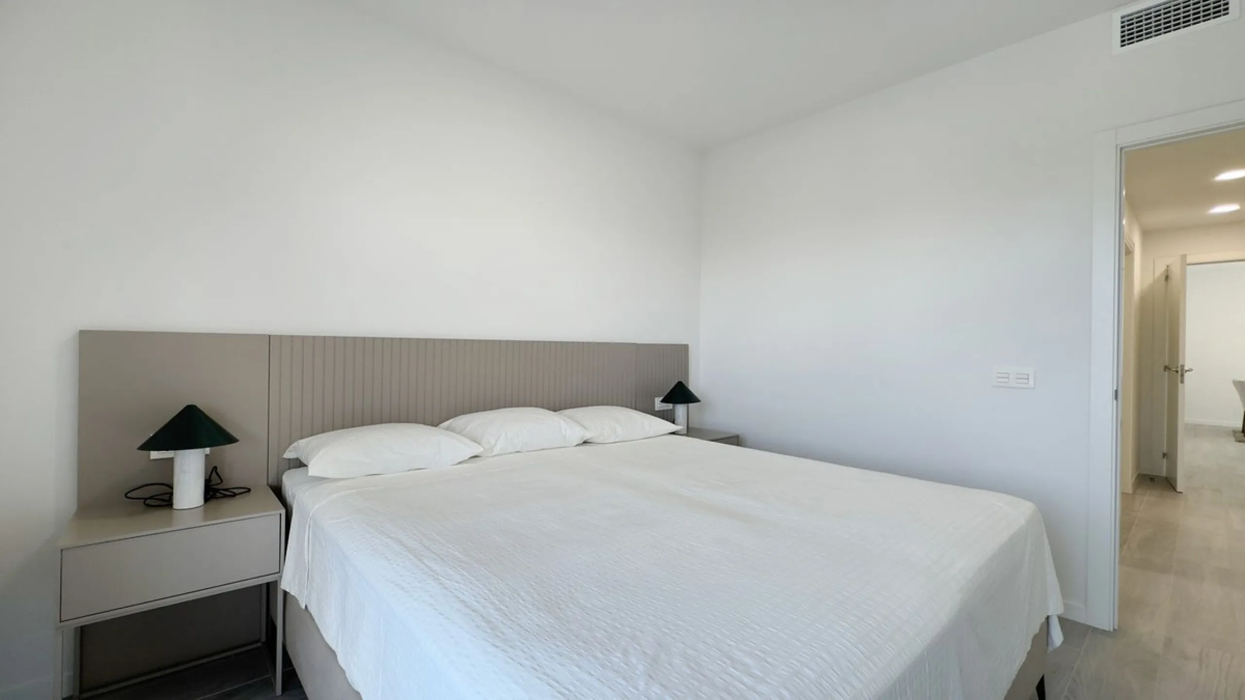Beautiful brand new 3-bedrooms penthouse nicely furnished with spacious terraces in one of the fastest growing areas of Nueva Andalucía.