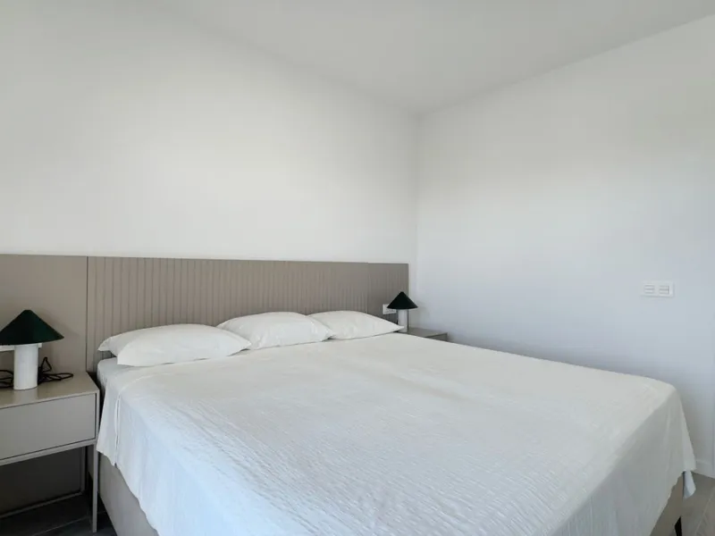 Beautiful brand new 3-bedrooms penthouse nicely furnished with spacious terraces in one of the fastest growing areas of Nueva Andalucía.