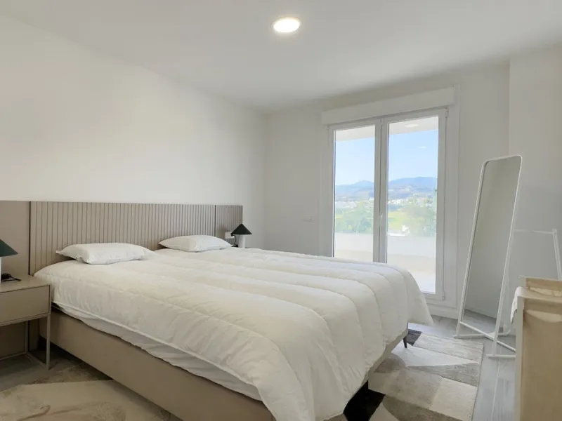 Beautiful brand new 3-bedrooms penthouse nicely furnished with spacious terraces in one of the fastest growing areas of Nueva Andalucía.