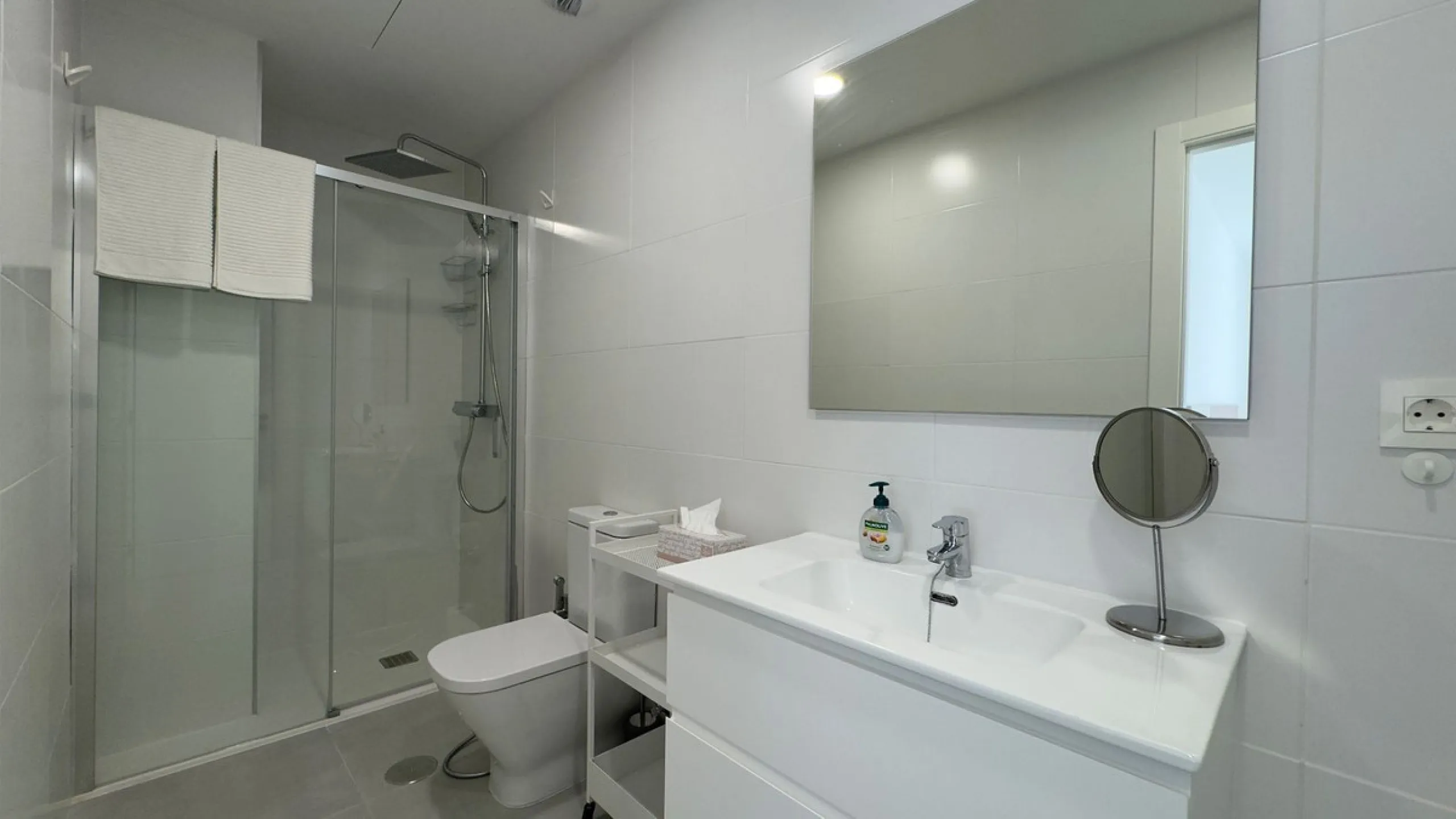 Beautiful brand new 3-bedrooms penthouse nicely furnished with spacious terraces in one of the fastest growing areas of Nueva Andalucía.