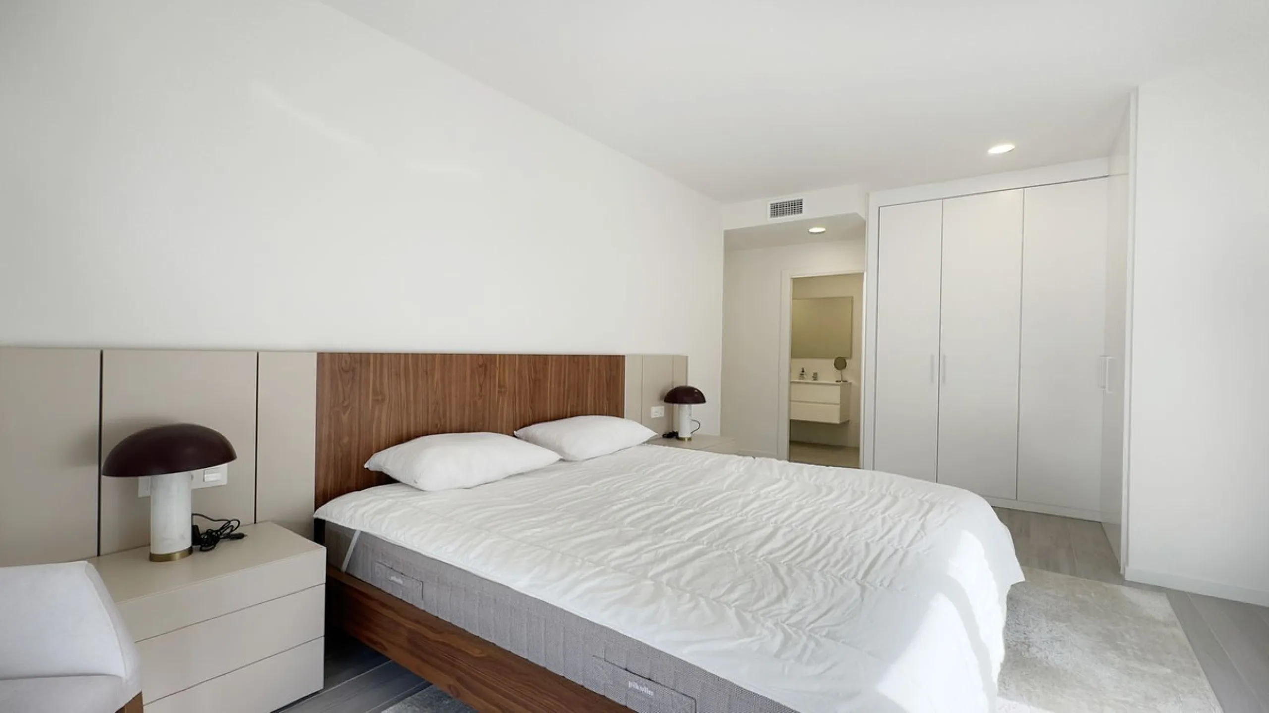 Beautiful brand new 3-bedrooms penthouse nicely furnished with spacious terraces in one of the fastest growing areas of Nueva Andalucía.