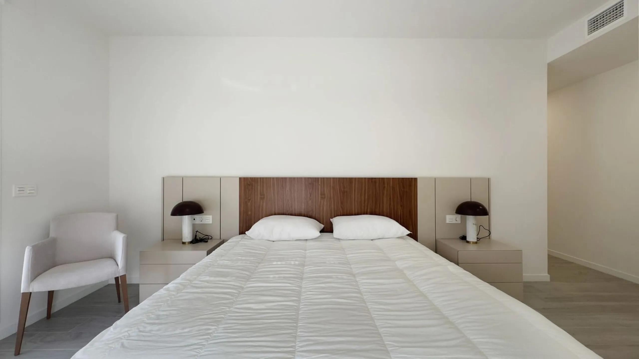 Beautiful brand new 3-bedrooms penthouse nicely furnished with spacious terraces in one of the fastest growing areas of Nueva Andalucía.