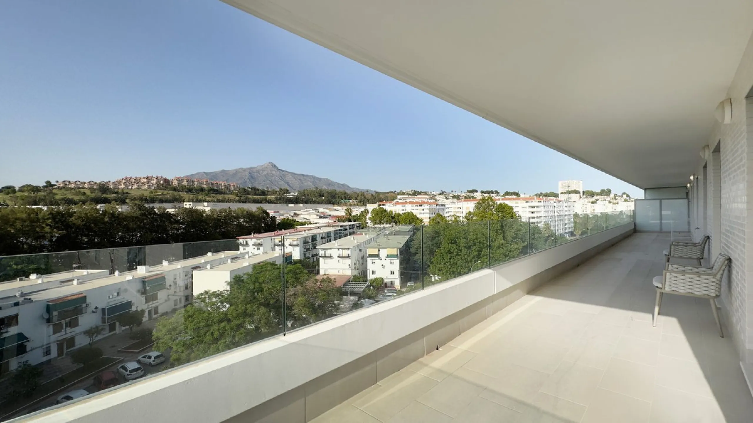 Beautiful brand new 3-bedrooms penthouse nicely furnished with spacious terraces in one of the fastest growing areas of Nueva Andalucía.