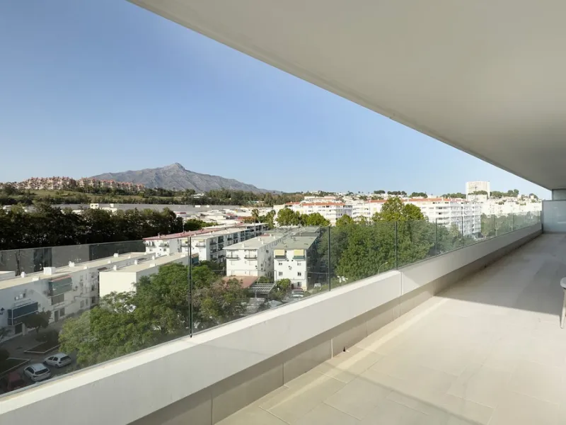 Beautiful brand new 3-bedrooms penthouse nicely furnished with spacious terraces in one of the fastest growing areas of Nueva Andalucía.