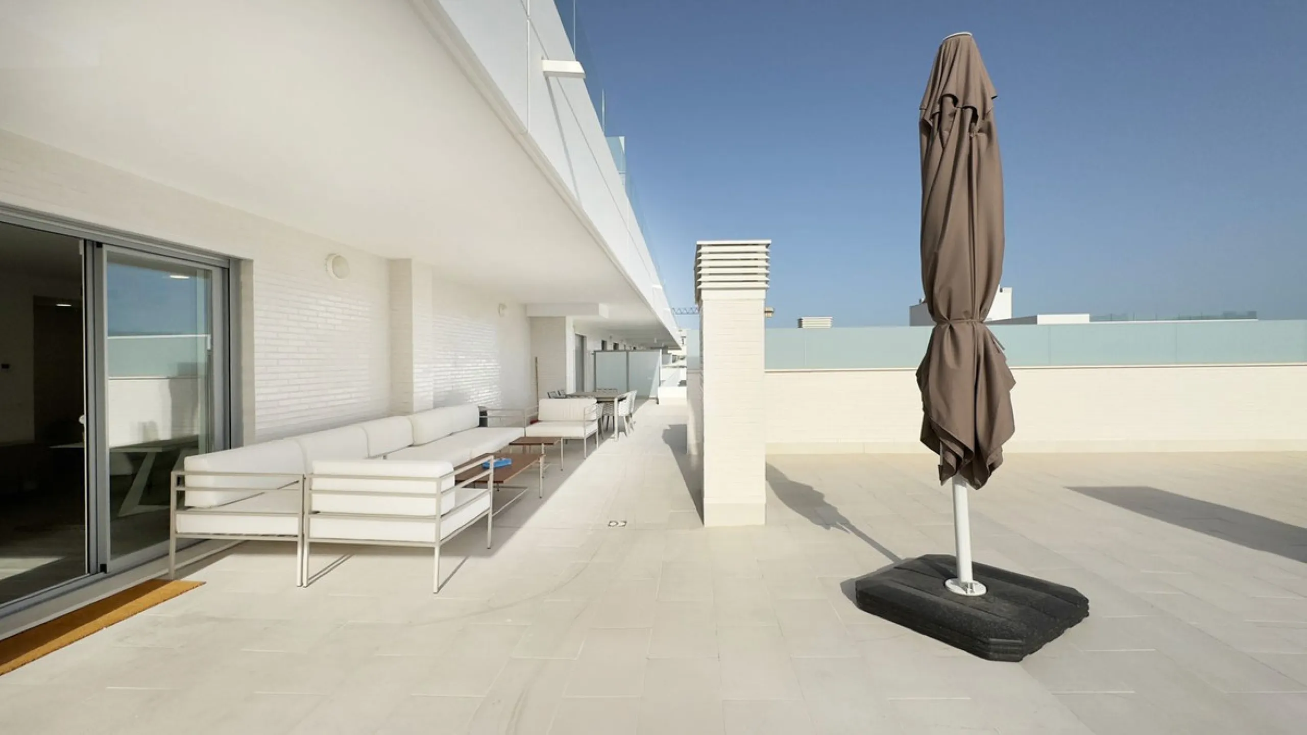 Beautiful brand new 3-bedrooms penthouse nicely furnished with spacious terraces in one of the fastest growing areas of Nueva Andalucía.