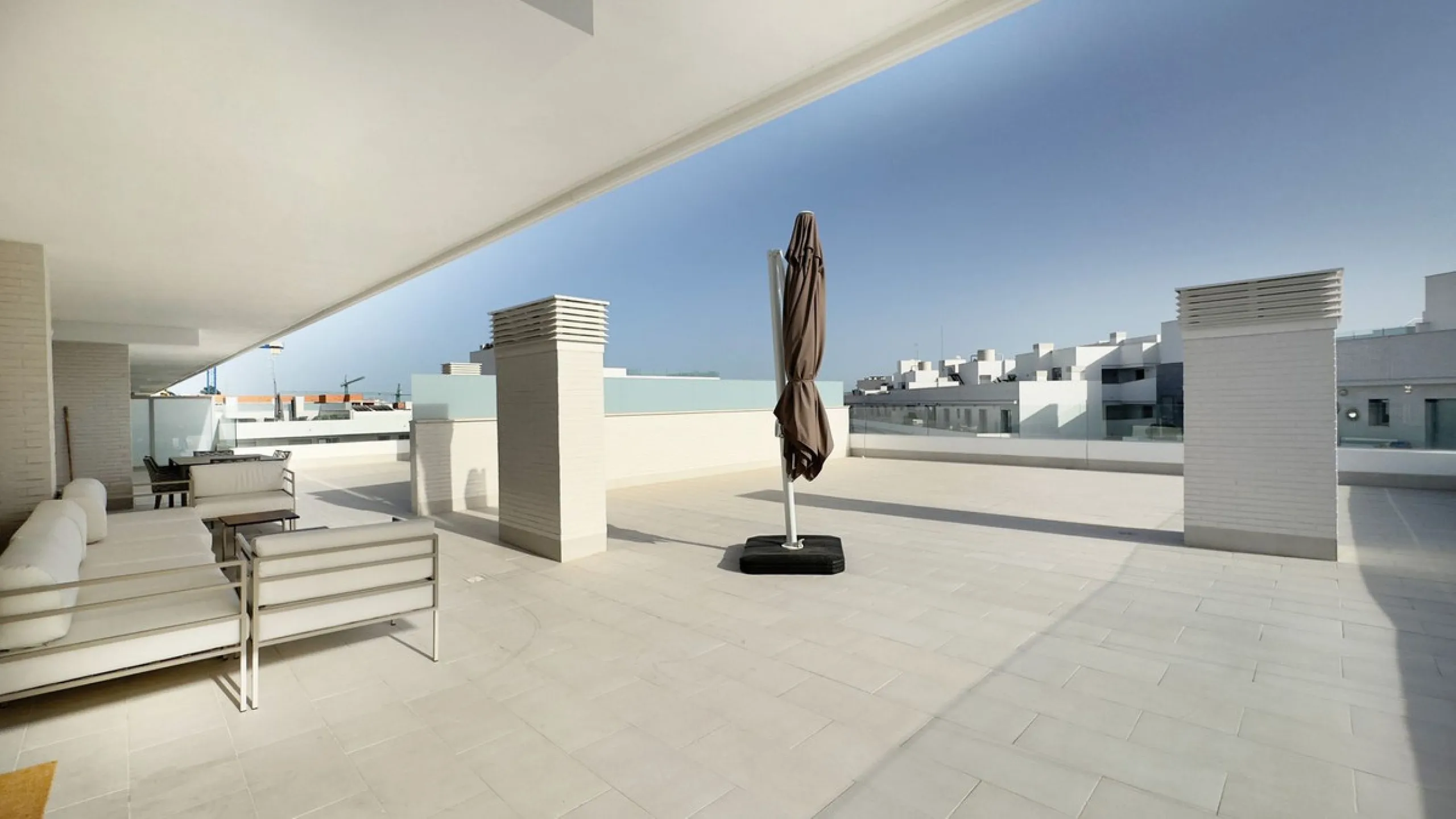 Beautiful brand new 3-bedrooms penthouse nicely furnished with spacious terraces in one of the fastest growing areas of Nueva Andalucía.