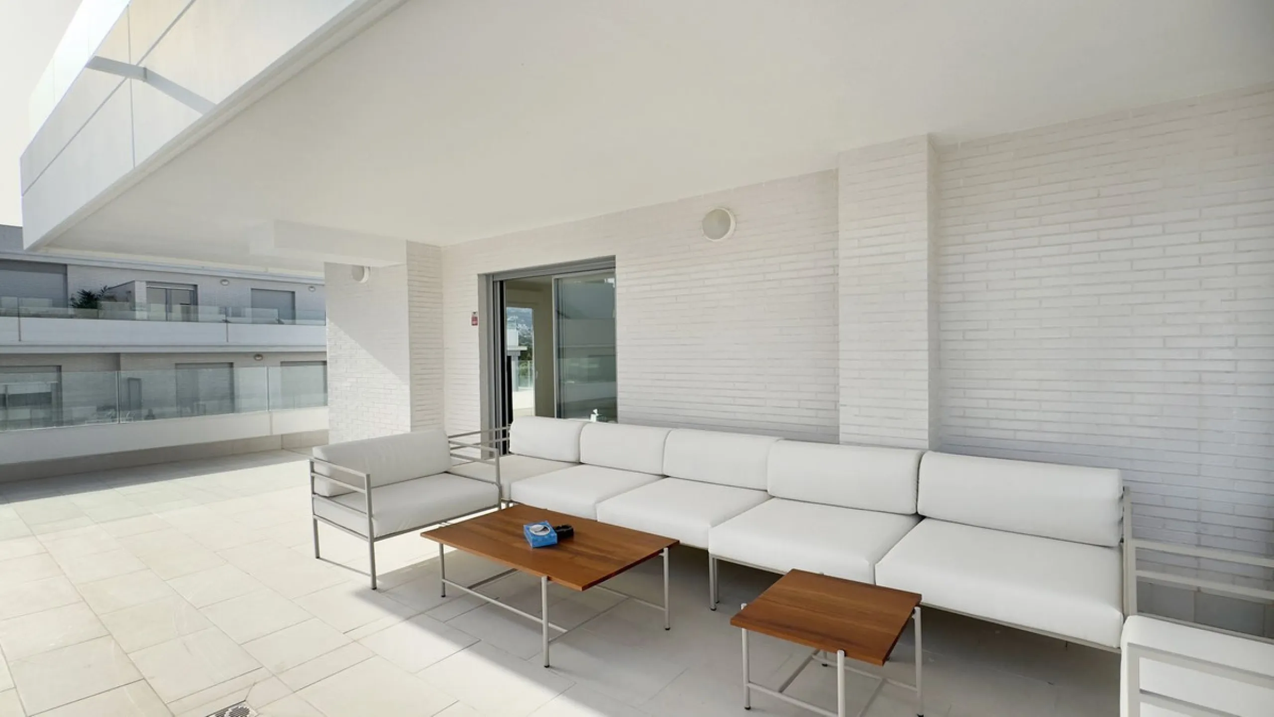 Beautiful brand new 3-bedrooms penthouse nicely furnished with spacious terraces in one of the fastest growing areas of Nueva Andalucía.