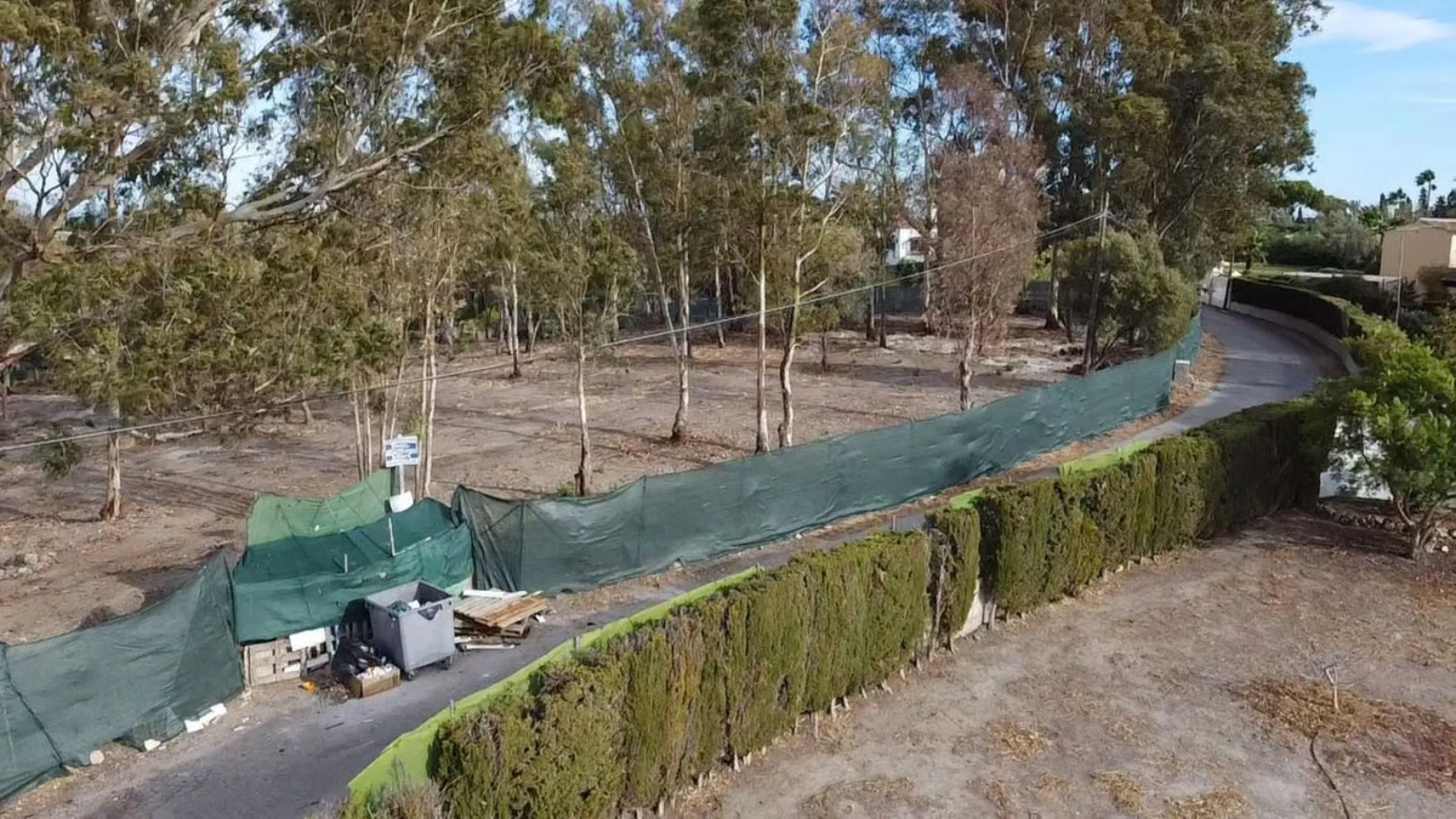 Unique opportunity for a rustic property of 10,000m2 just 5 minutes from the beach and the centre of Estepona.