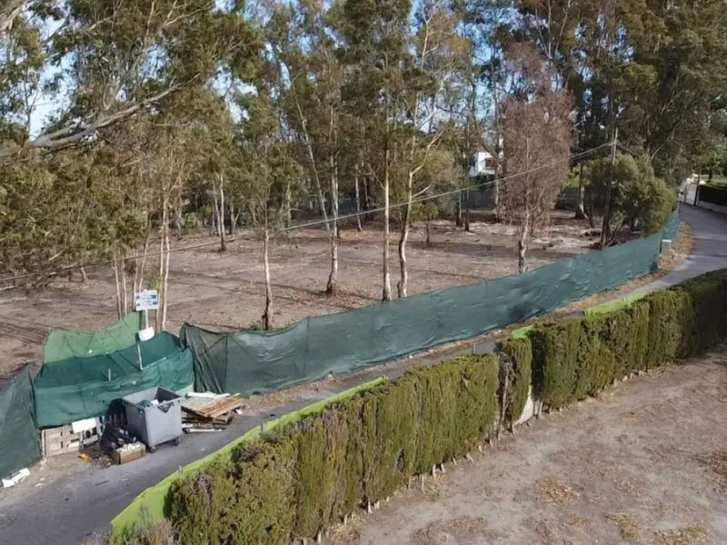 Unique opportunity for a rustic property of 10,000m2 just 5 minutes from the beach and the centre of Estepona.