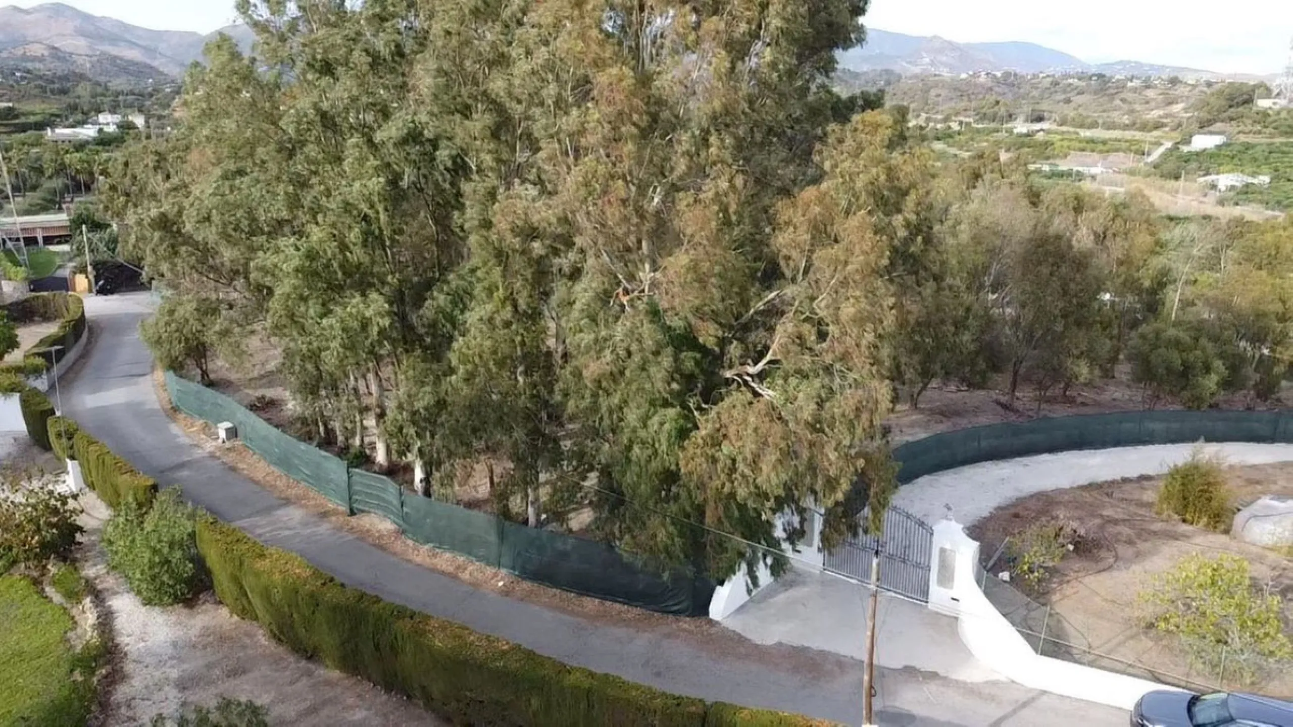 Unique opportunity for a rustic property of 10,000m2 just 5 minutes from the beach and the centre of Estepona.
