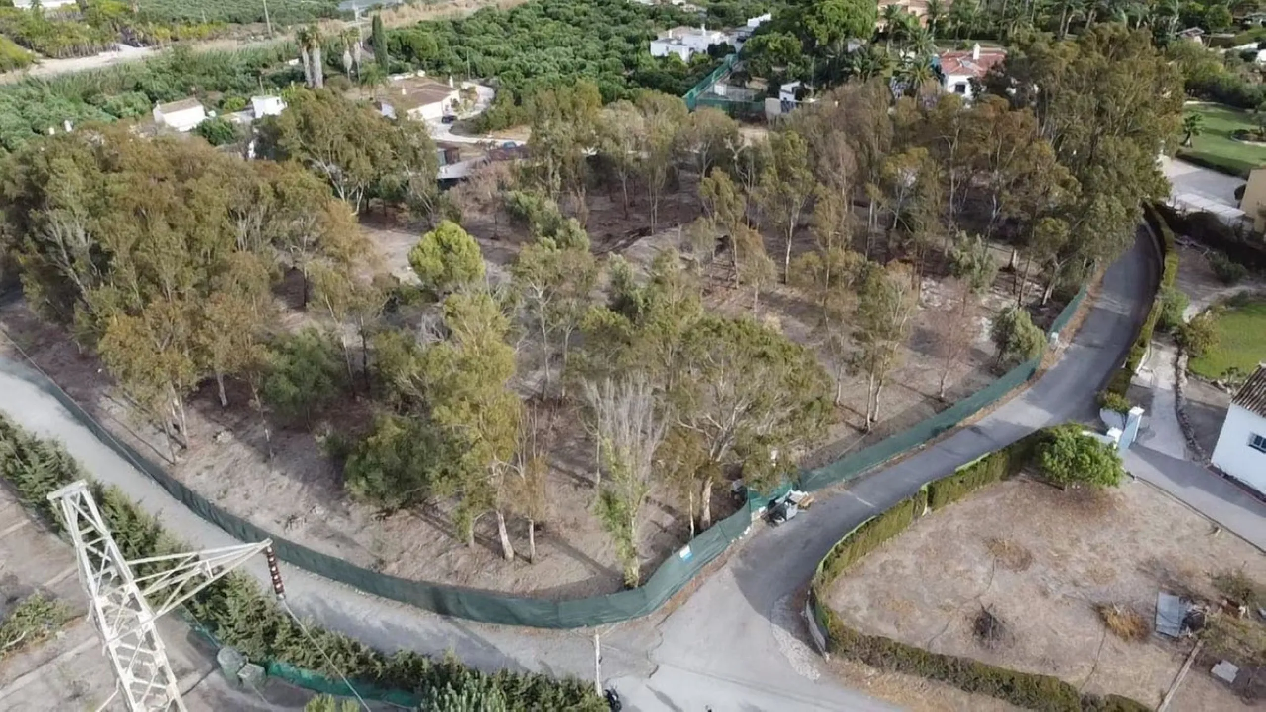 Unique opportunity for a rustic property of 10,000m2 just 5 minutes from the beach and the centre of Estepona.
