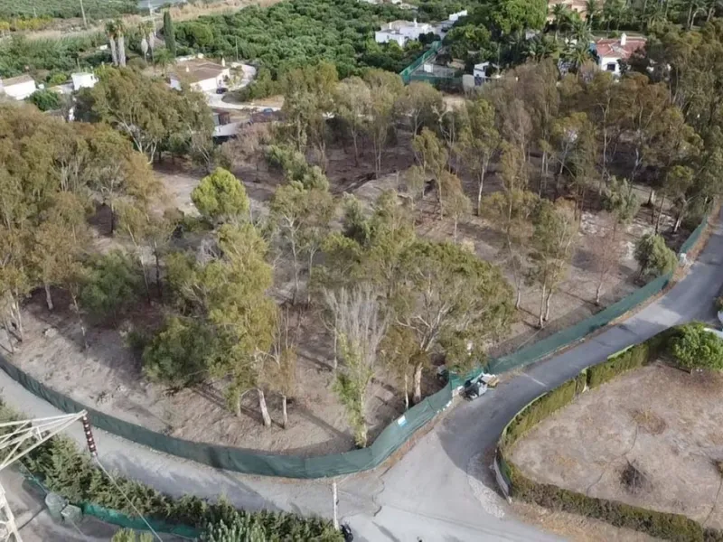 Unique opportunity for a rustic property of 10,000m2 just 5 minutes from the beach and the centre of Estepona.