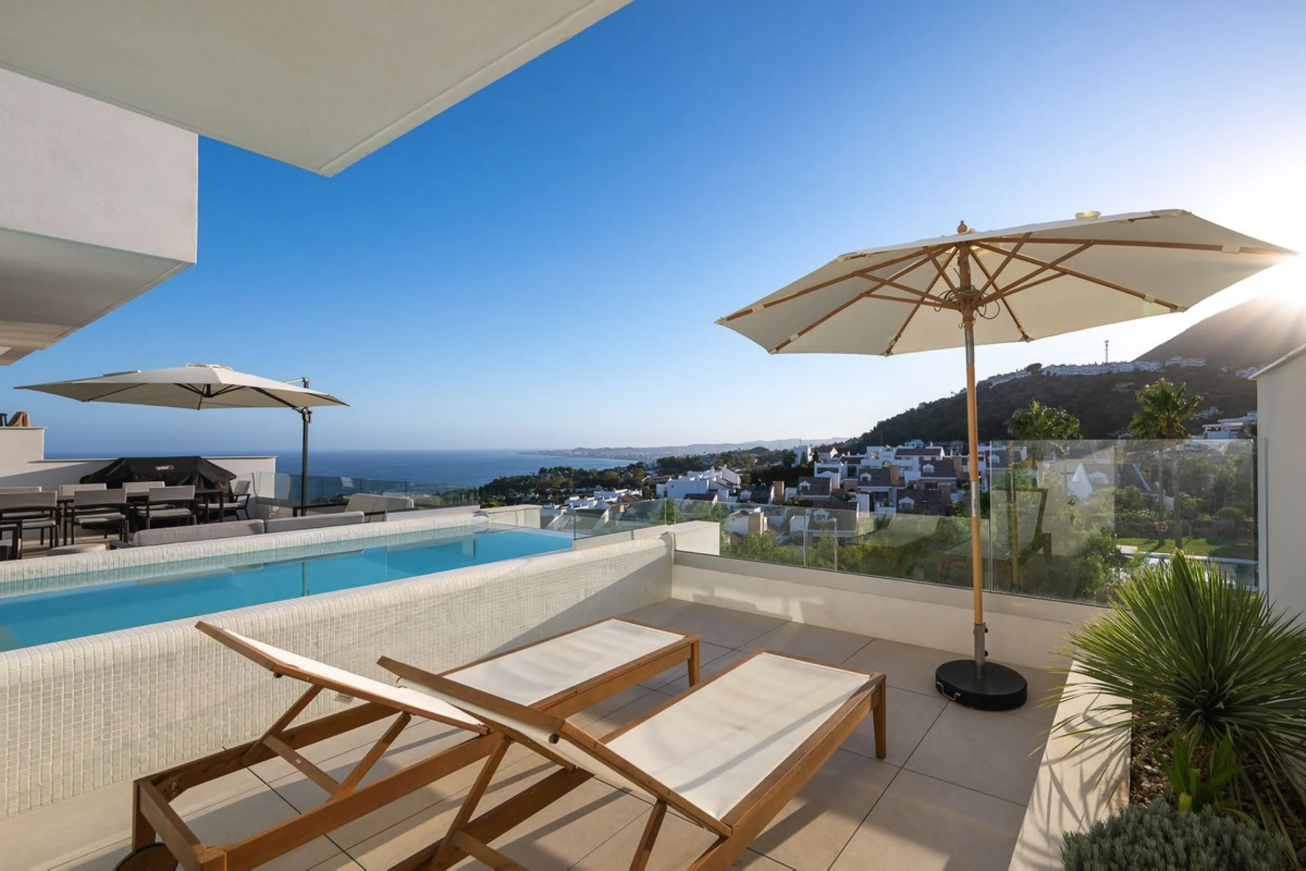 House - Semi-Detached House в продаже в Benalmadena, Málaga. В доме 4 спален и 5 ванных комнат. Площадь дома 183 м²
