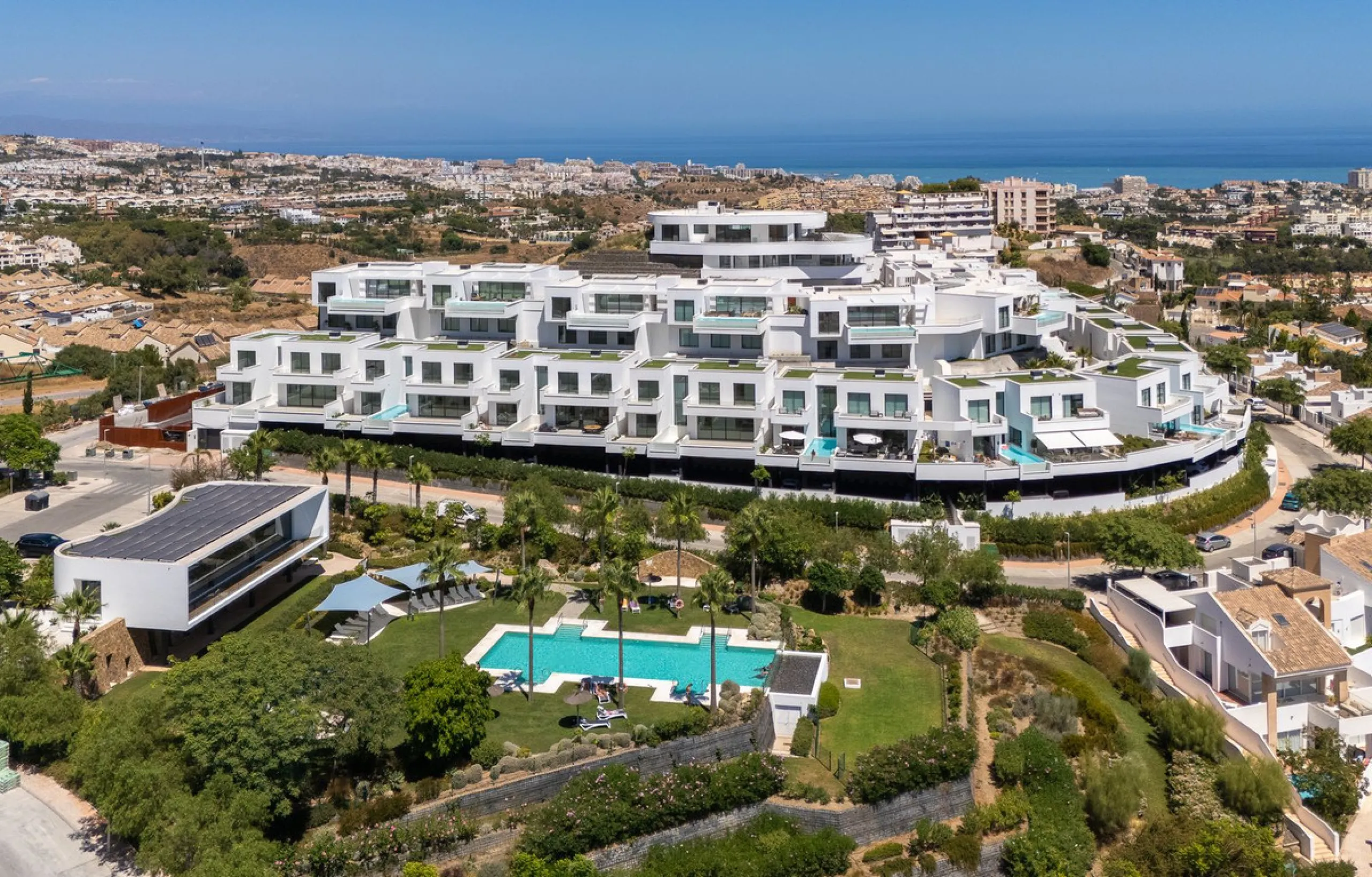 House - Semi-Detached House в продаже в Benalmadena, Málaga. В доме 4 спален и 5 ванных комнат. Площадь дома 183 м²