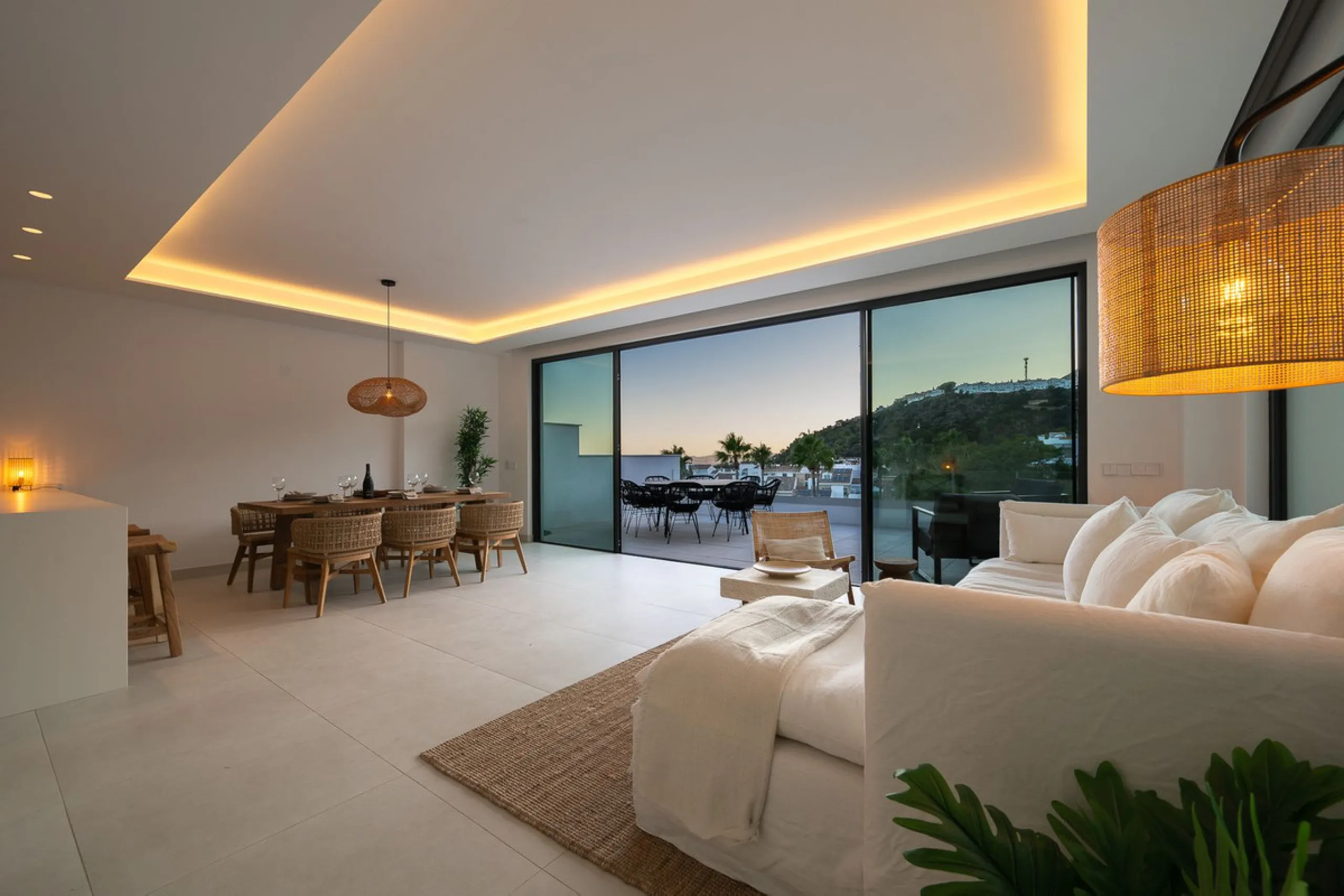 House - Semi-Detached House в продаже в Benalmadena, Málaga. В доме 4 спален и 5 ванных комнат. Площадь дома 183 м²