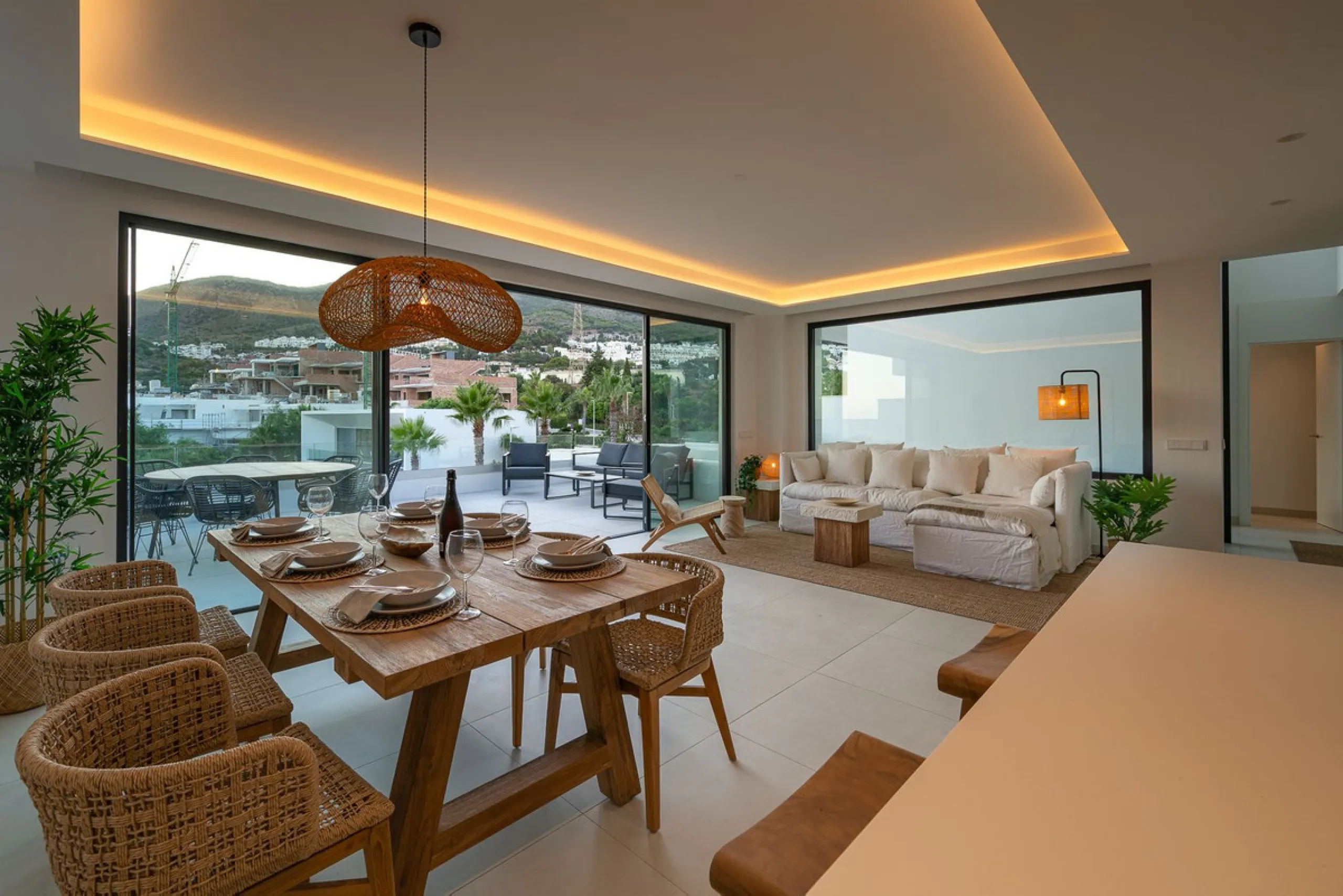 House - Semi-Detached House в продаже в Benalmadena, Málaga. В доме 4 спален и 5 ванных комнат. Площадь дома 183 м²