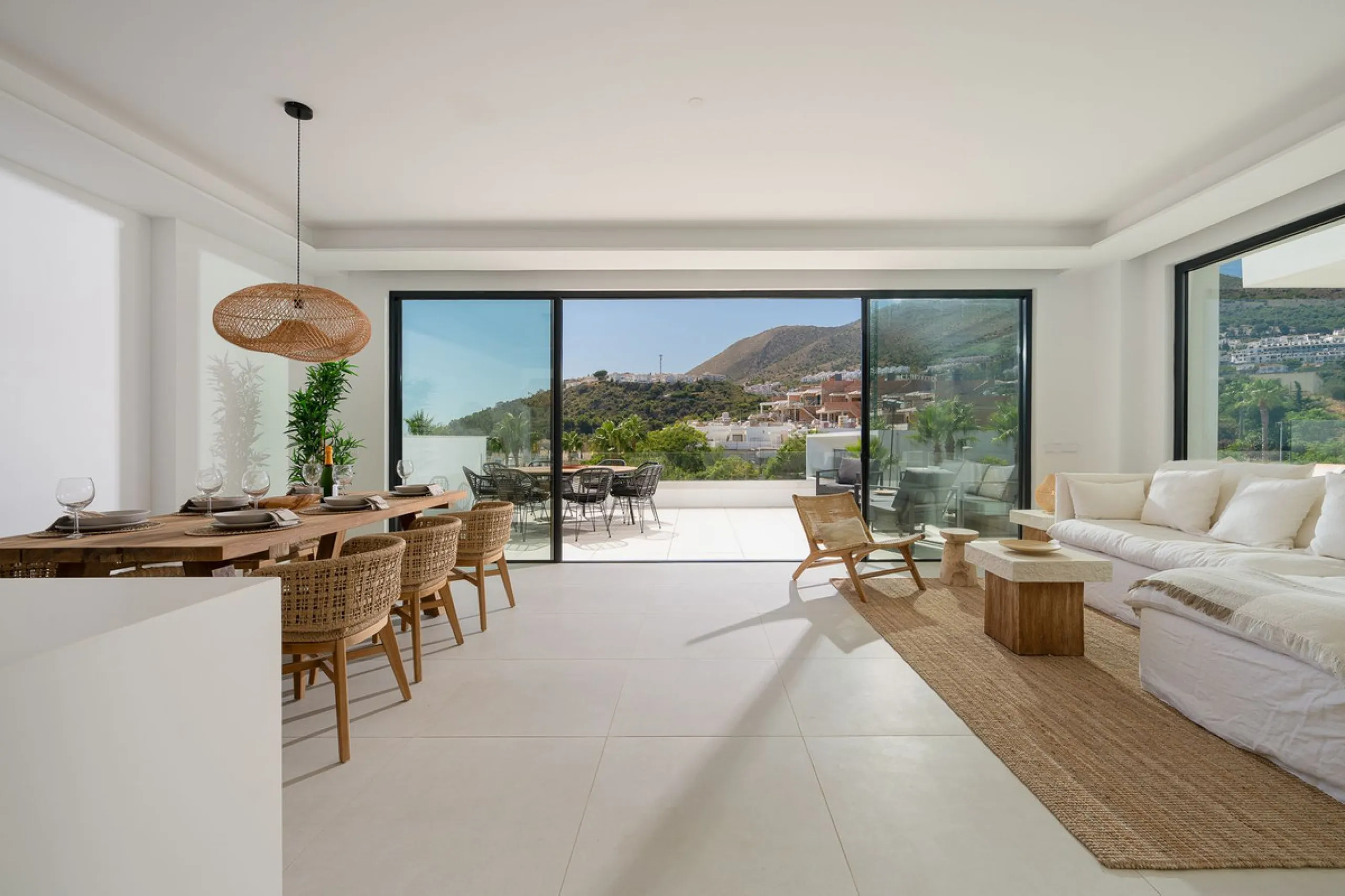 House - Semi-Detached House в продаже в Benalmadena, Málaga. В доме 4 спален и 5 ванных комнат. Площадь дома 183 м²