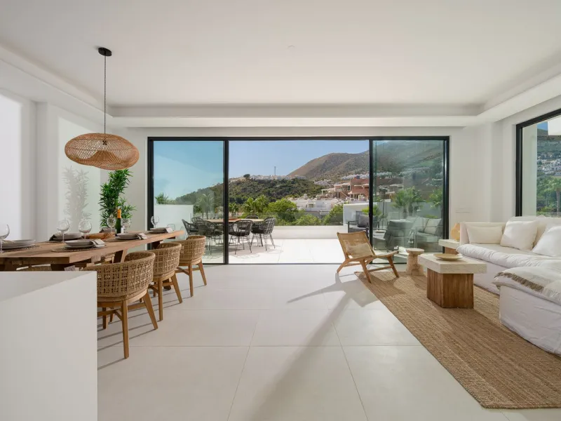 House - Semi-Detached House в продаже в Benalmadena, Málaga. В доме 4 спален и 5 ванных комнат. Площадь дома 183 м²