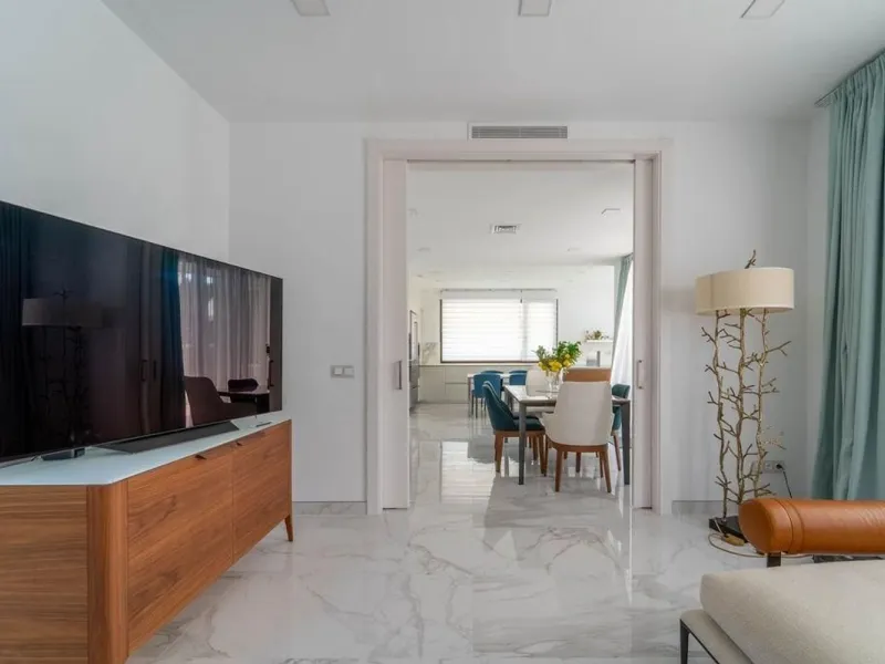 Современная вилла с частным бассейном в престижном районе Камбрильс