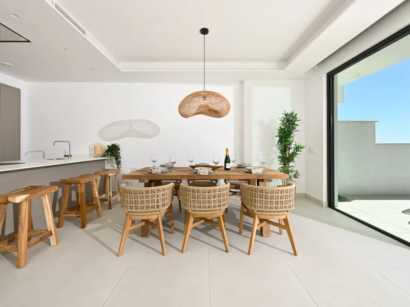 House - Semi-Detached House в продаже в Benalmadena, Málaga. В доме 4 спален и 5 ванных комнат. Площадь дома 183 м²