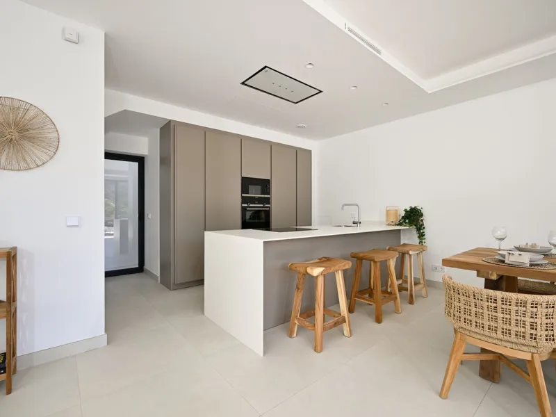 House - Semi-Detached House в продаже в Benalmadena, Málaga. В доме 4 спален и 5 ванных комнат. Площадь дома 183 м²