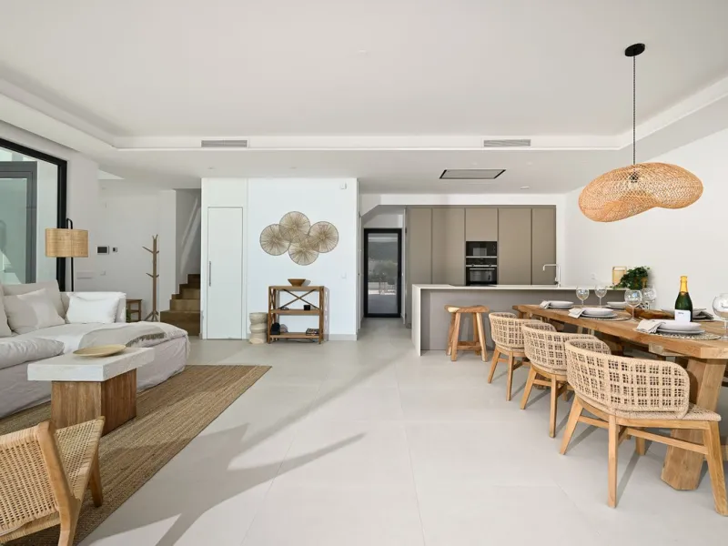 House - Semi-Detached House в продаже в Benalmadena, Málaga. В доме 4 спален и 5 ванных комнат. Площадь дома 183 м²