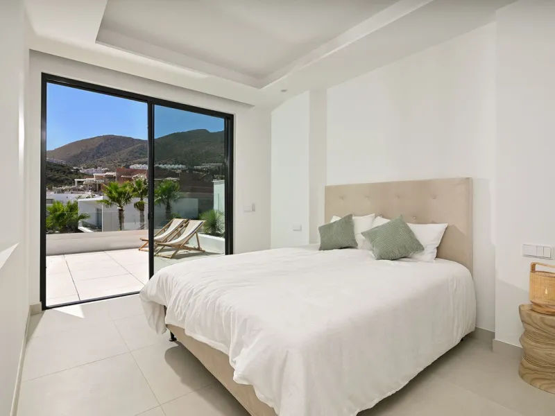 House - Semi-Detached House в продаже в Benalmadena, Málaga. В доме 4 спален и 5 ванных комнат. Площадь дома 183 м²
