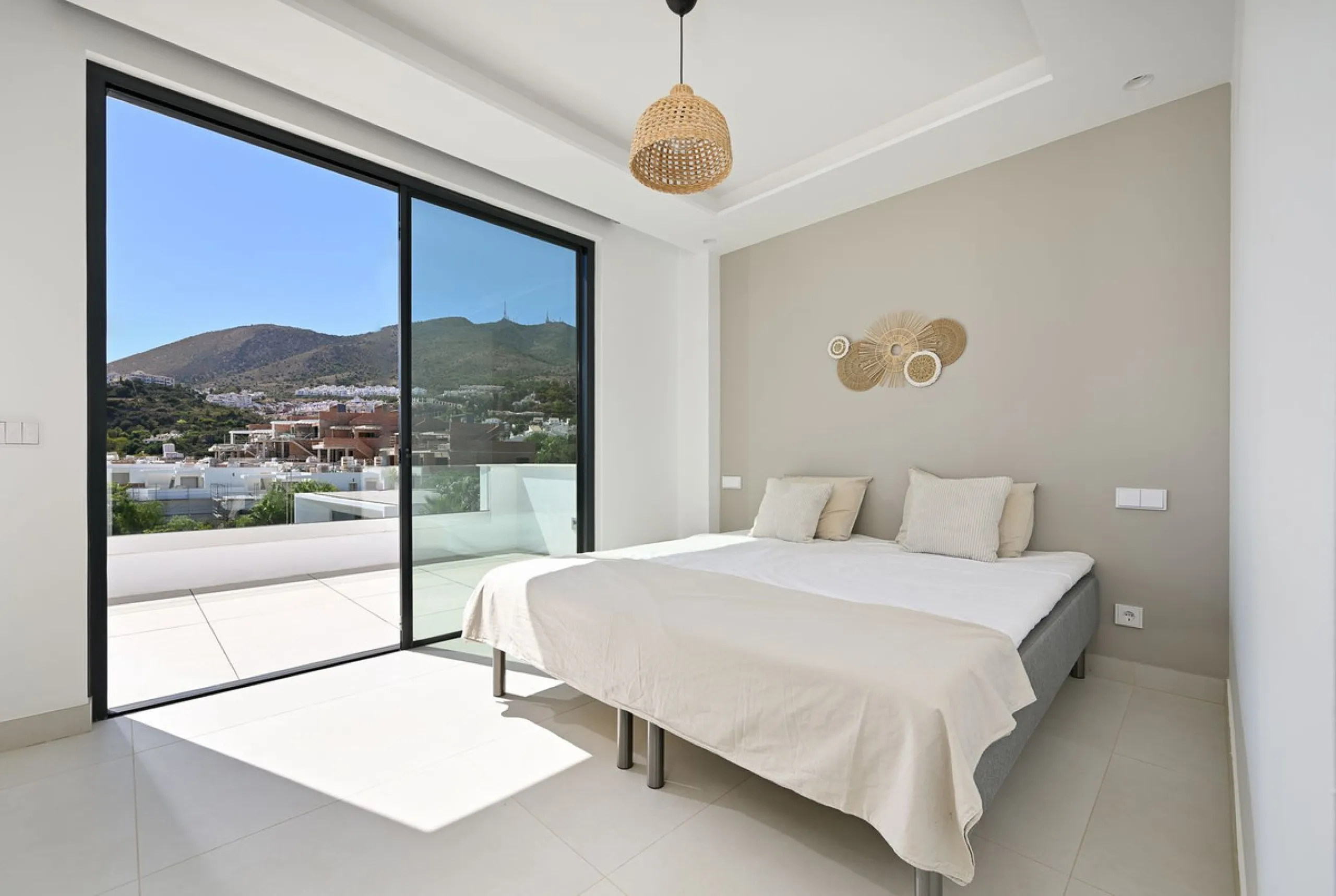 House - Semi-Detached House в продаже в Benalmadena, Málaga. В доме 4 спален и 5 ванных комнат. Площадь дома 183 м²